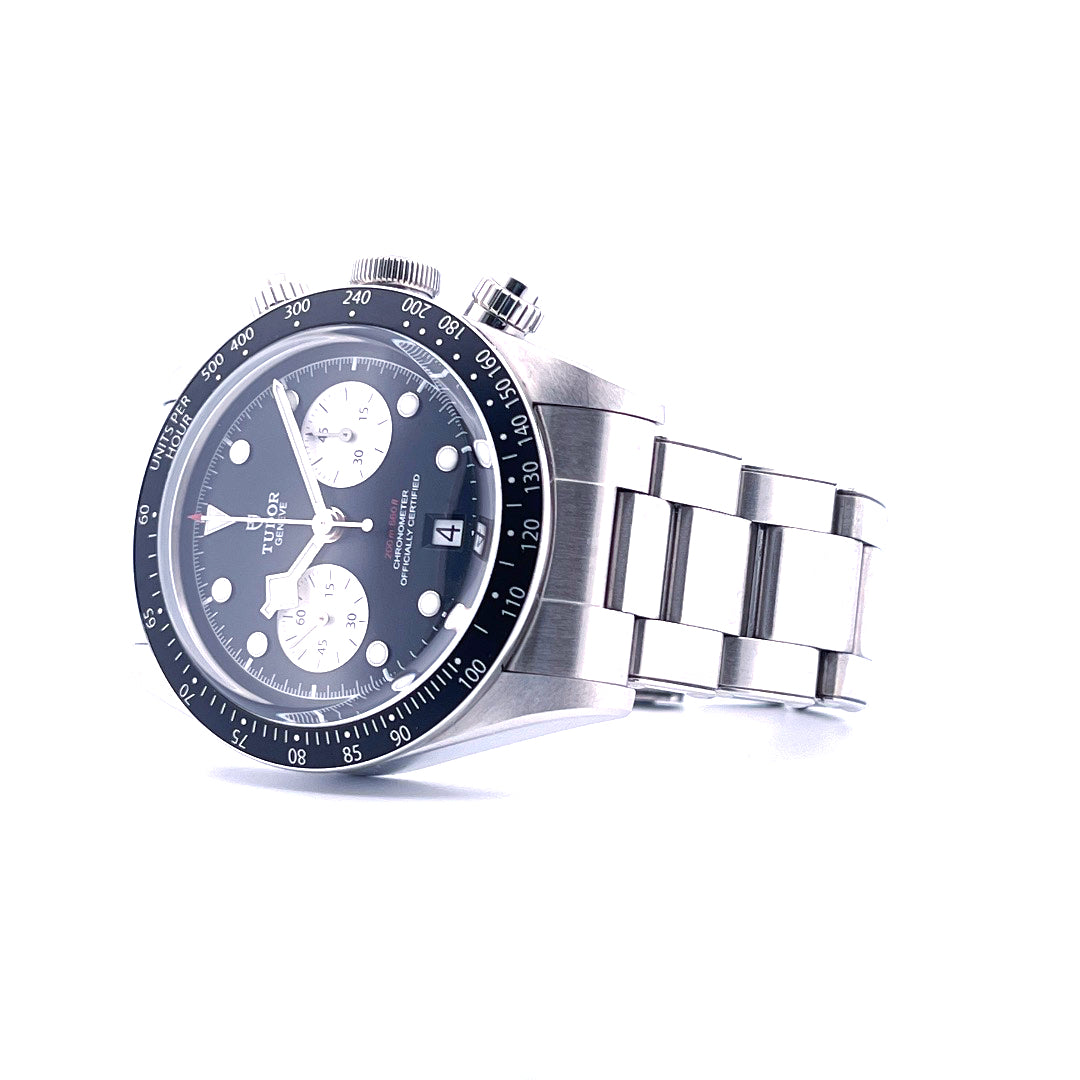 Tudor Black Bay Chrono Automatik Stahl Chronograph mit schwarzem Zifferblatt auf weißem Hintergrund
