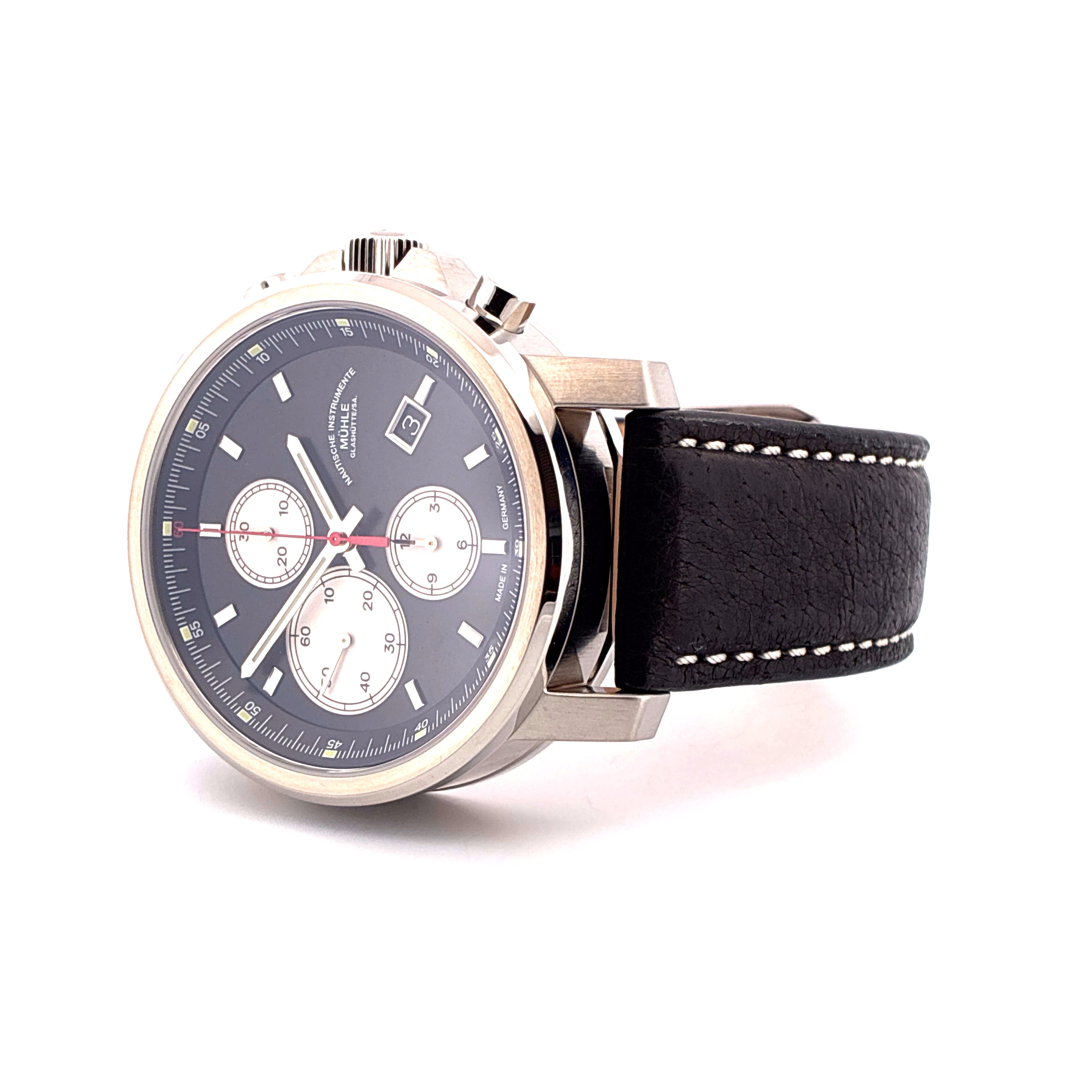 Mühle Glashütte 29er Chronograph mit schwarzem Lederarmband und silbern abgesetzten Zählern, Nahaufnahme