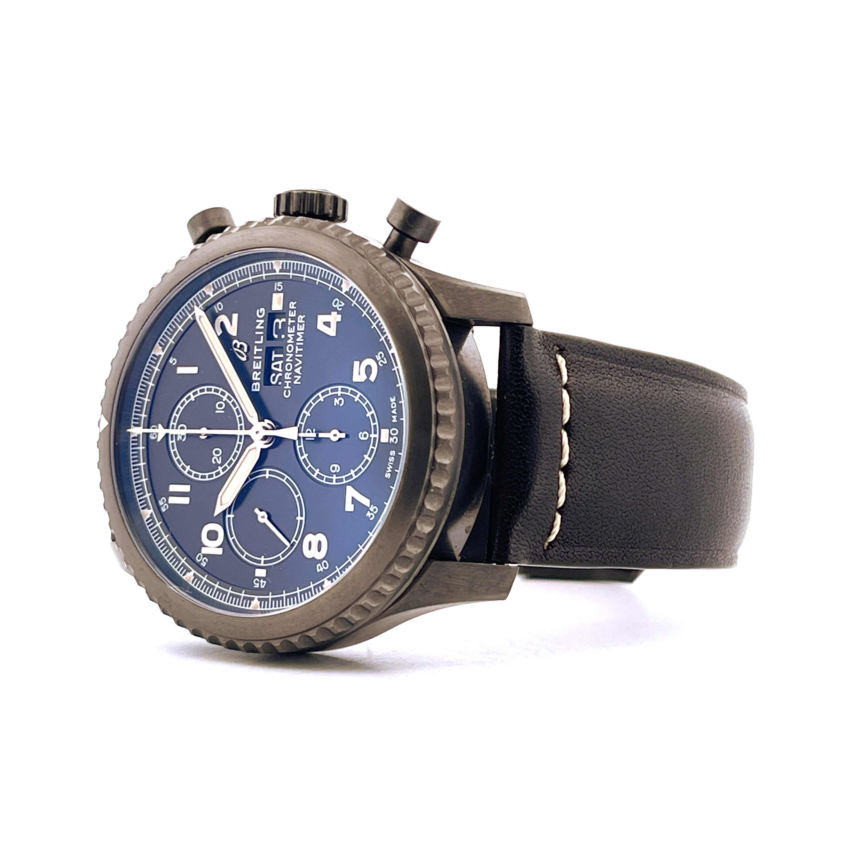 Breitling Navitimer 8 Chronograph 43 mit blauem Zifferblatt und schwarzem Lederarmband im Detail