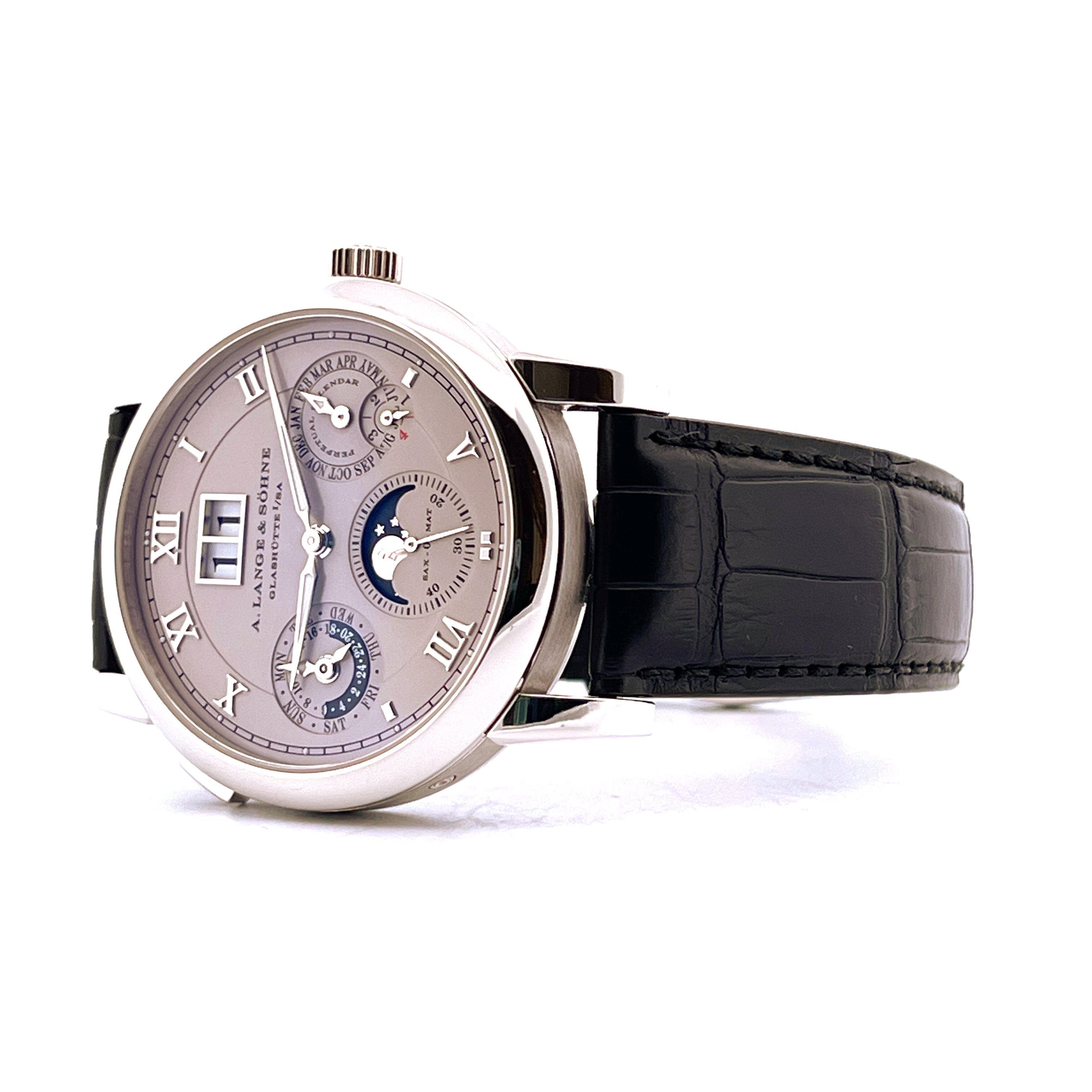A. Lange & Söhne Langematik Perpetual Platin im dreiviertel Profil mit grauem Zifferblatt und schwarzem Lederband