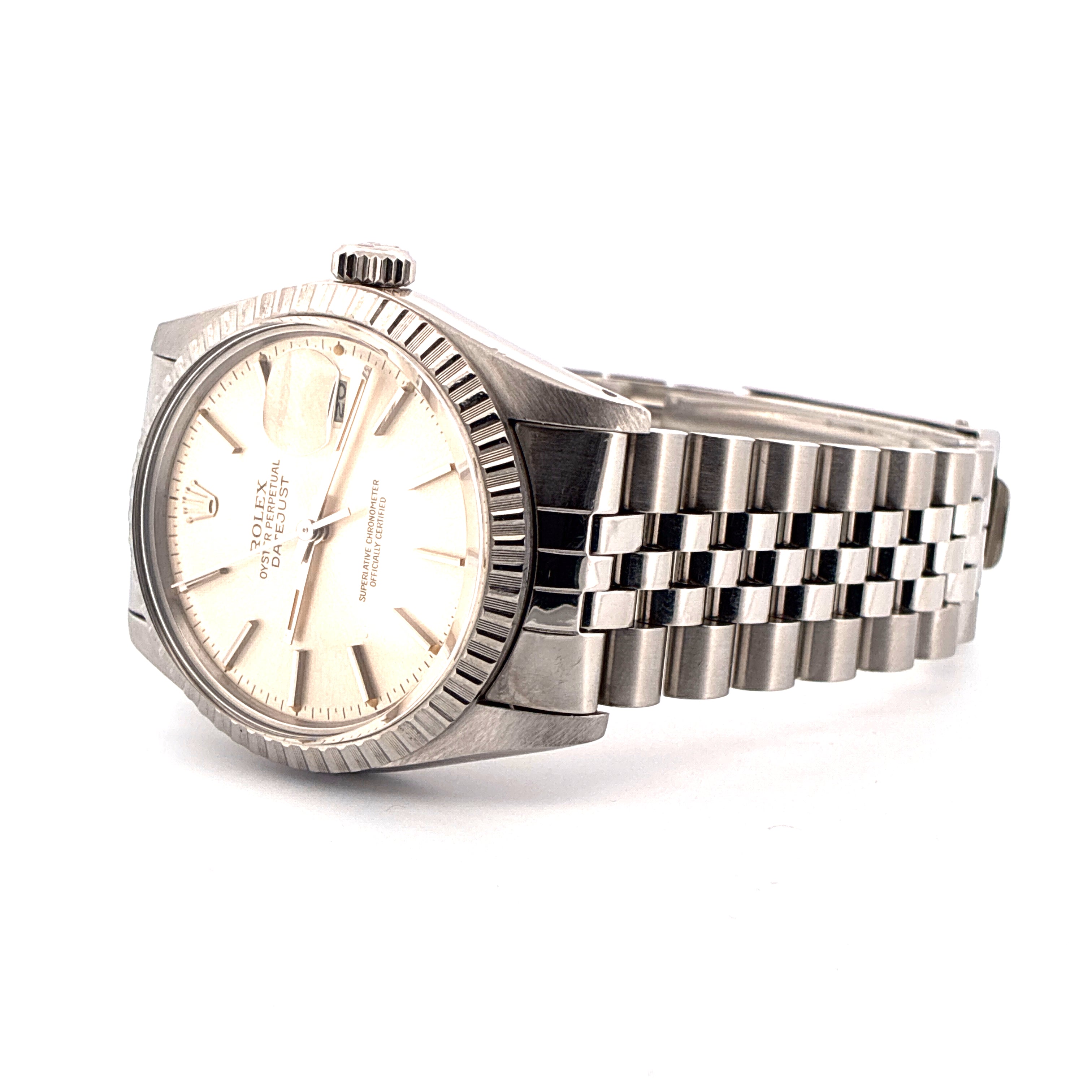 Rolex Datejust 36 aus Edelstahl mit silbernem Zifferblatt und Jubilee-Armband, Seitenansicht auf weißem Hintergrund