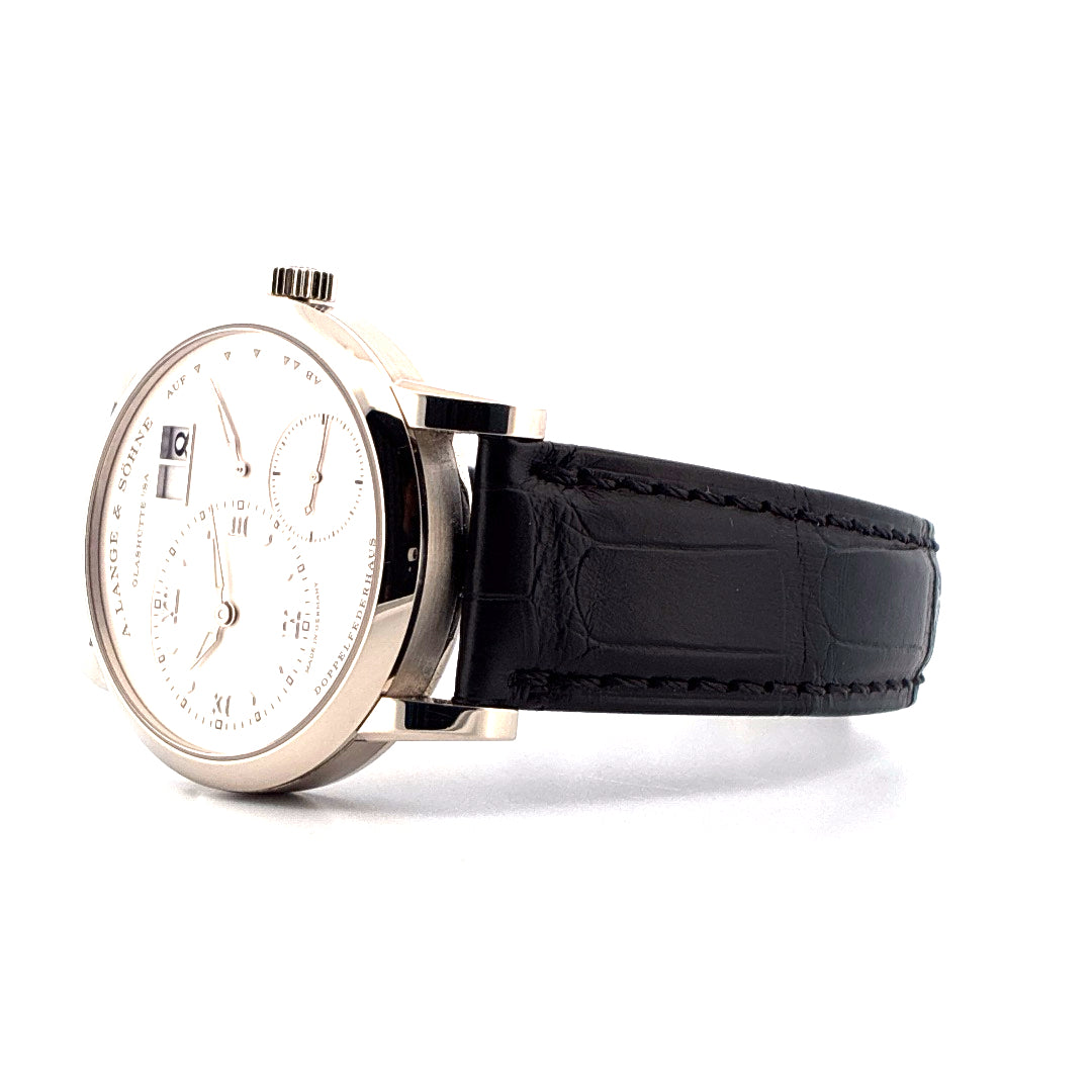A. Lange & Söhne Lange 1 in Weißgold im Seitenprofil mit schwarzem Lederarmband auf weißem Hintergrund