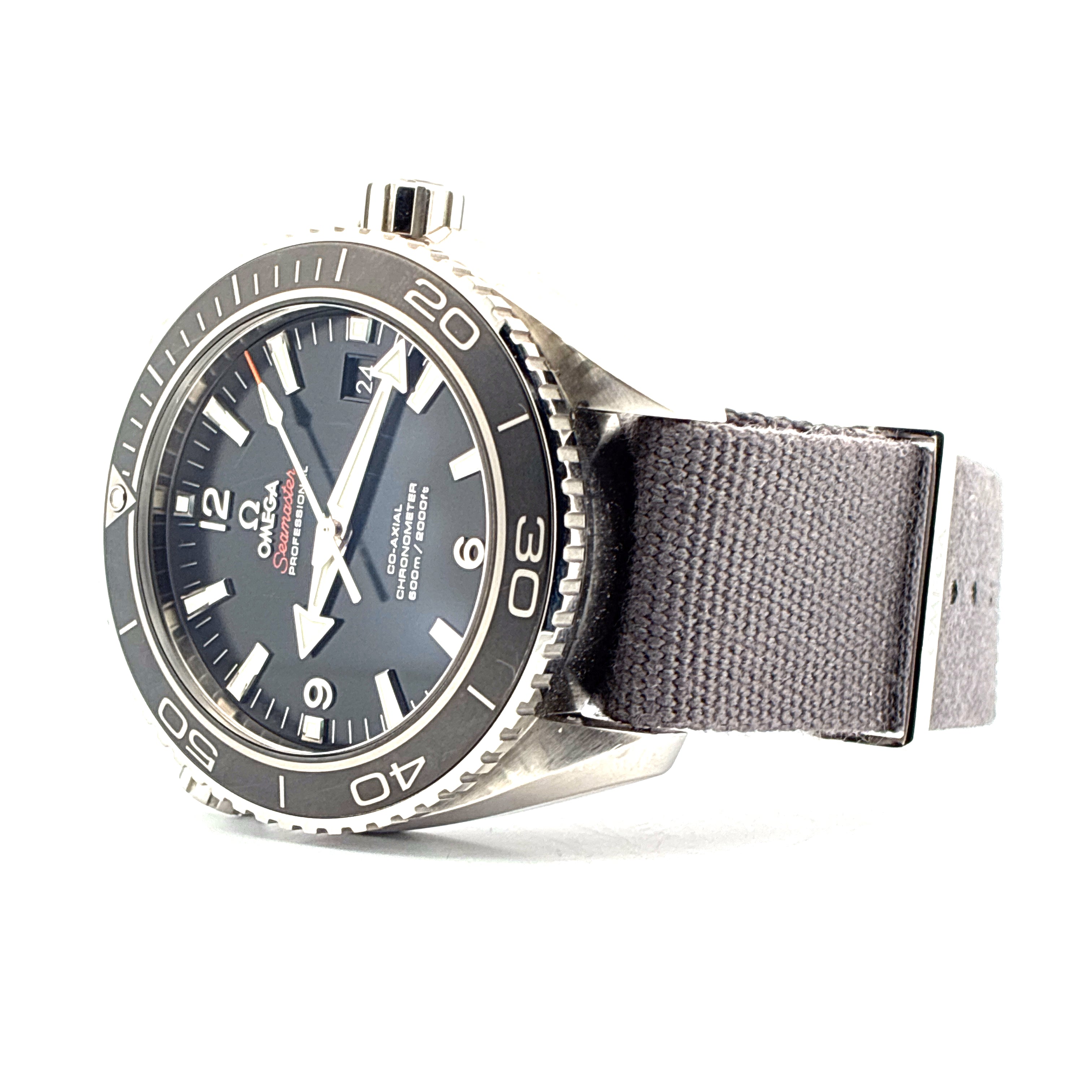 Omega Seamaster Planet Ocean Uhr im Dreiviertelprofil mit dunklem Zifferblatt und grauem Textilarmband