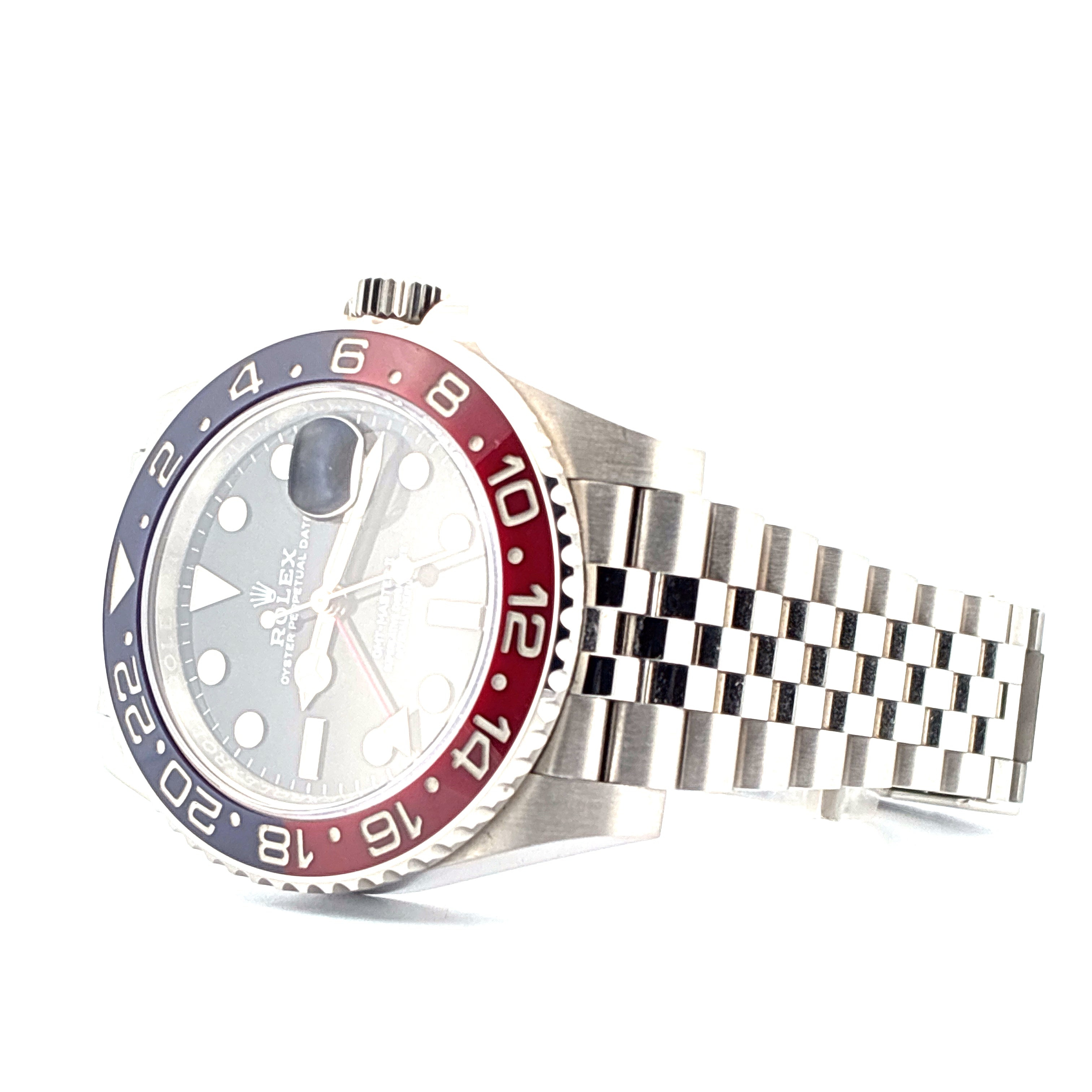Rolex GMT-Master II Pepsi mit rot-blauem Keramik-Inlay und Jubilee-Armband in Edelstahl auf weißem Hintergrund