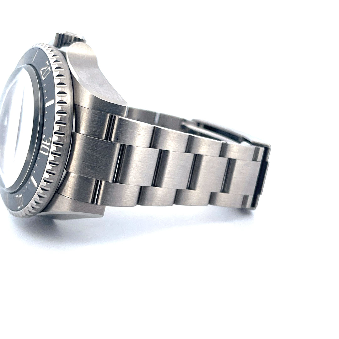 Rolex Sea-Dweller Deepsea Challenge / Unworn / Full-Set / 2023 / Sticker, Seitenansicht mit Armband und Krone vor weißem Hintergrund