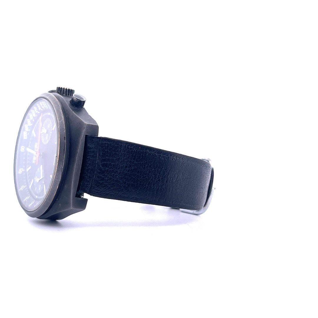 Seitenansicht einer seltenen Tag Heuer Chronograph Big Shield mit schwarzem Lederarmband auf weißem Hintergrund