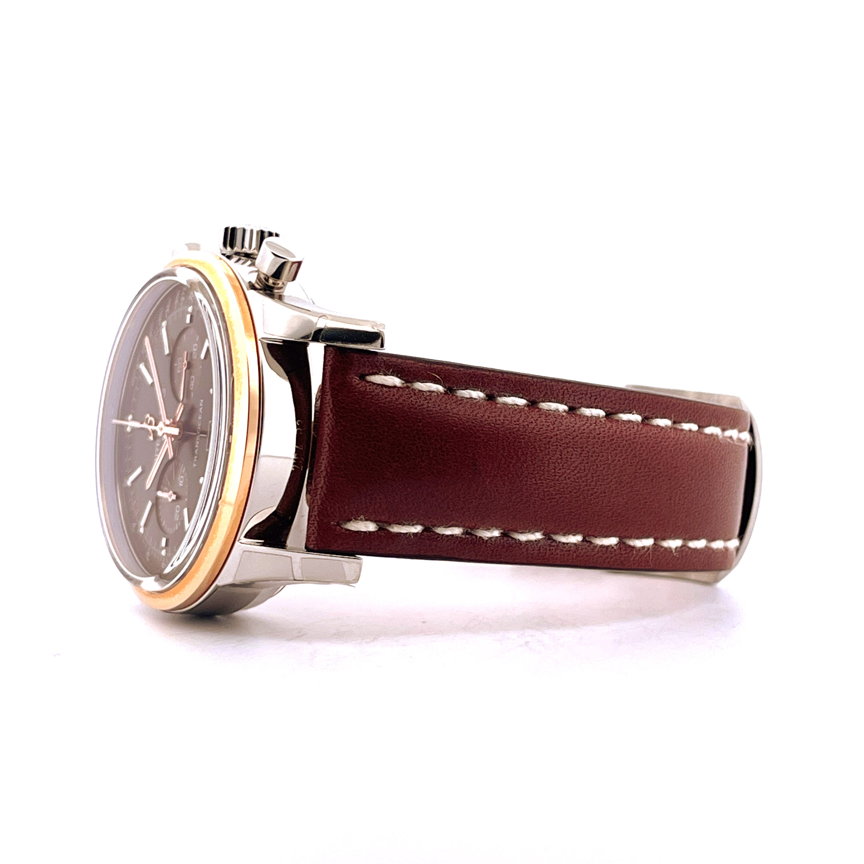 Breitling Transocean Chronograph 38 Seitenansicht mit braunem Lederarmband und goldenem Lünettenring