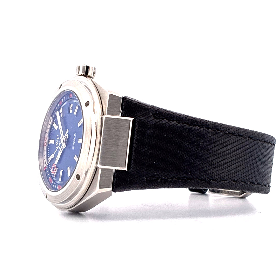 IWC Ingenieur Automatic Zinedine Zidane Limited Edition 1000 (2009) Seitenansicht mit blauem Zifferblatt und schwarzem Armband auf weissem Hintergrund