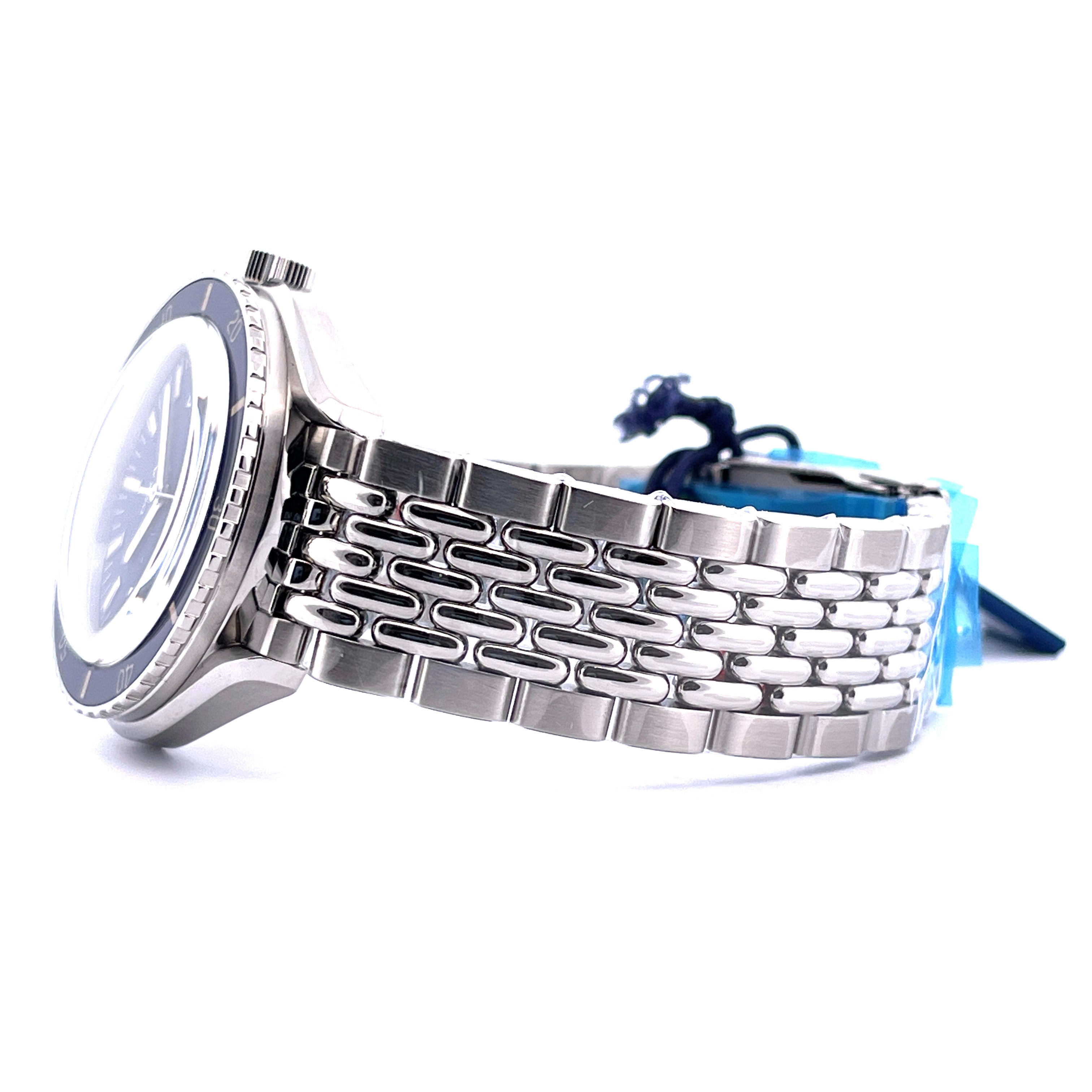 Seitliche Ansicht der Doxa Sub 200 Caribbean Blue Automatik mit Edelstahlarmband auf weißem Hintergrund