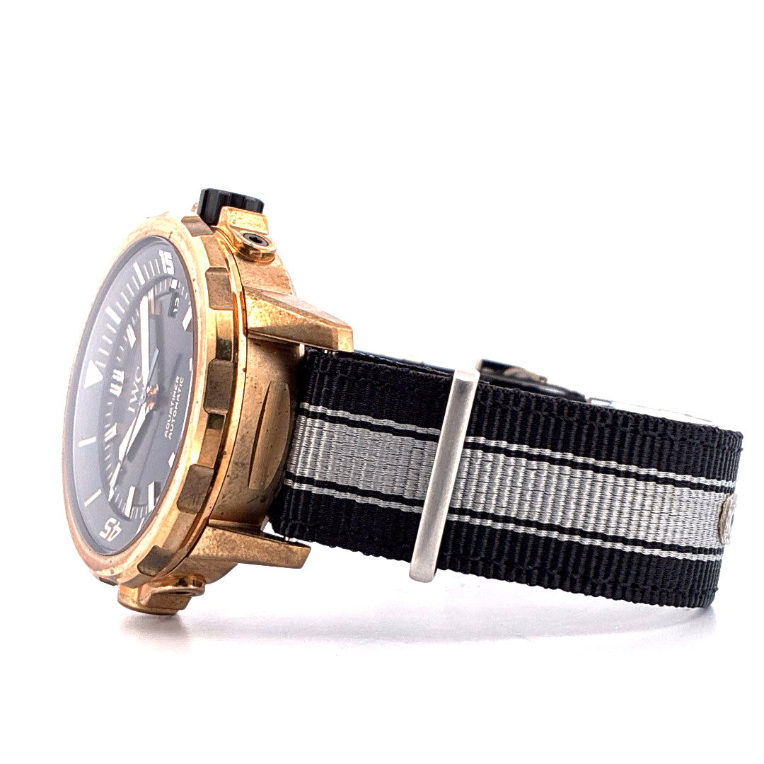 IWC Aquatimer Automatic mit Bronzegehäuse und schwarz-silbernem Nato-Band in Seitenansicht