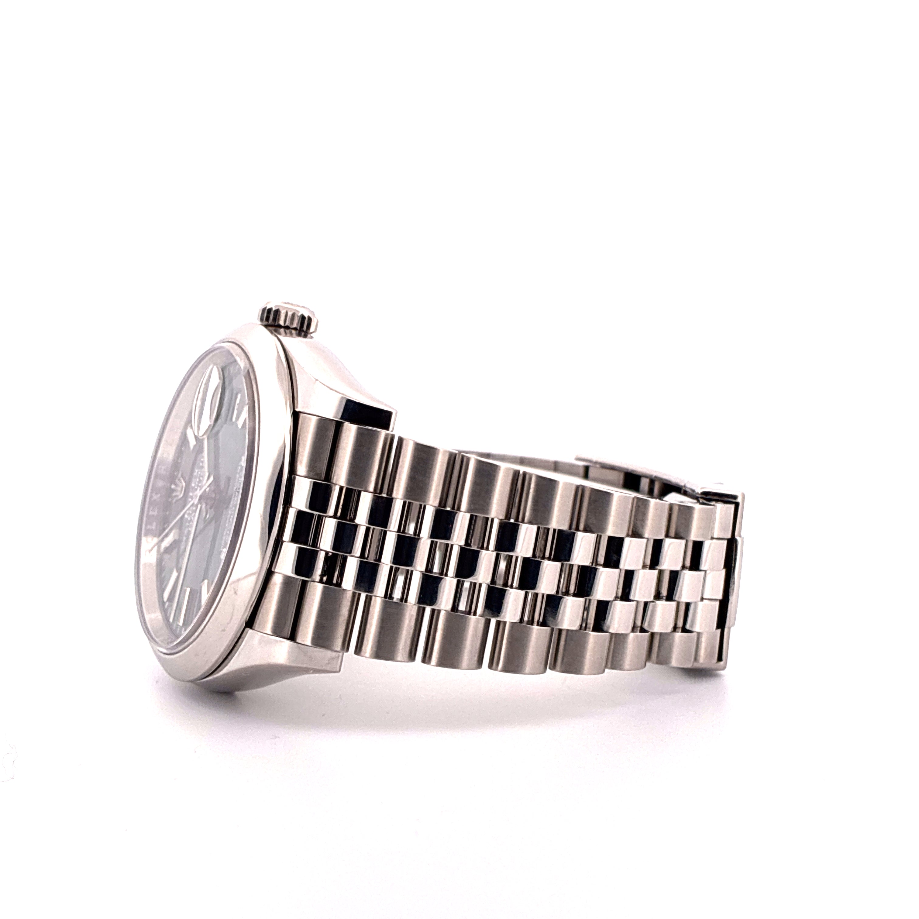 Rolex Datejust 36mm Stahluhr mit Jubilee-Armband in Seitenansicht auf weißem Hintergrund