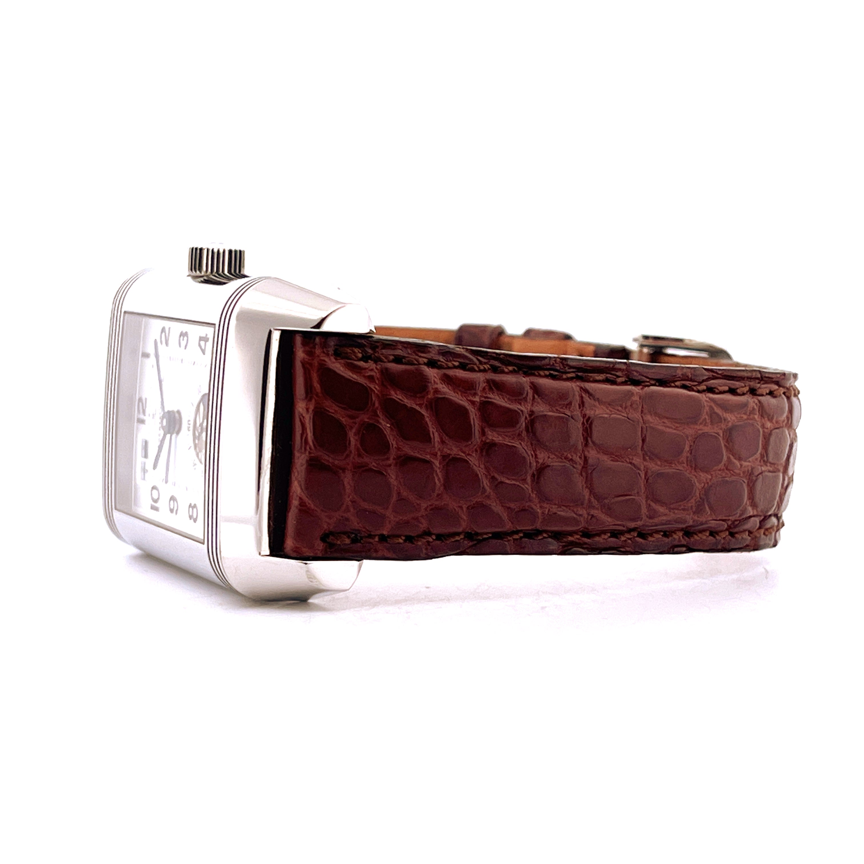 Jaeger-LeCoultre Reverso Grande Panorama Uhr mit braunem Kroko-Armband im Profil auf weißem Hintergrund
