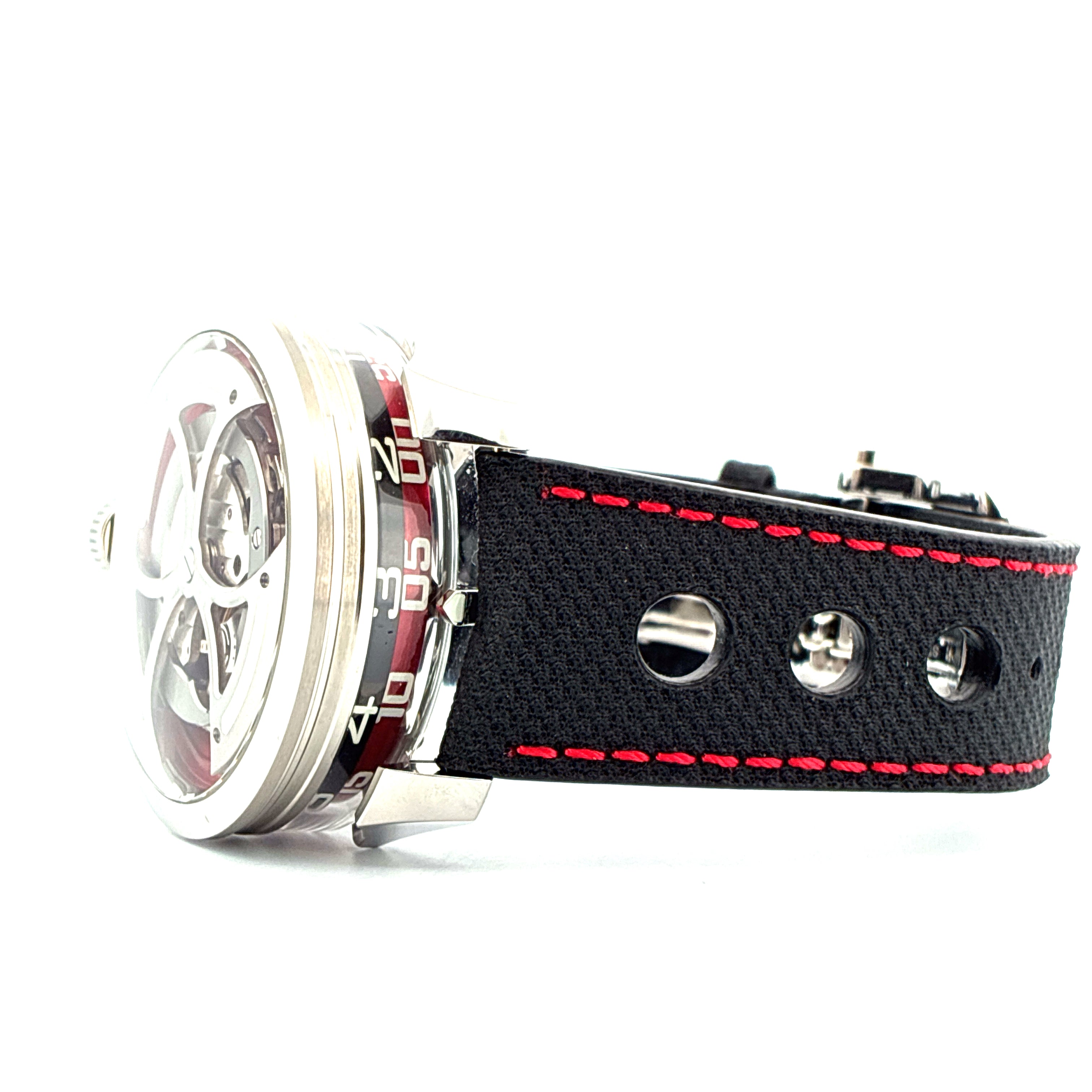 Seitenansicht der MB&F M.A.D. 1 Edition in Stahl mit schwarzem Lederband und roten Nähten