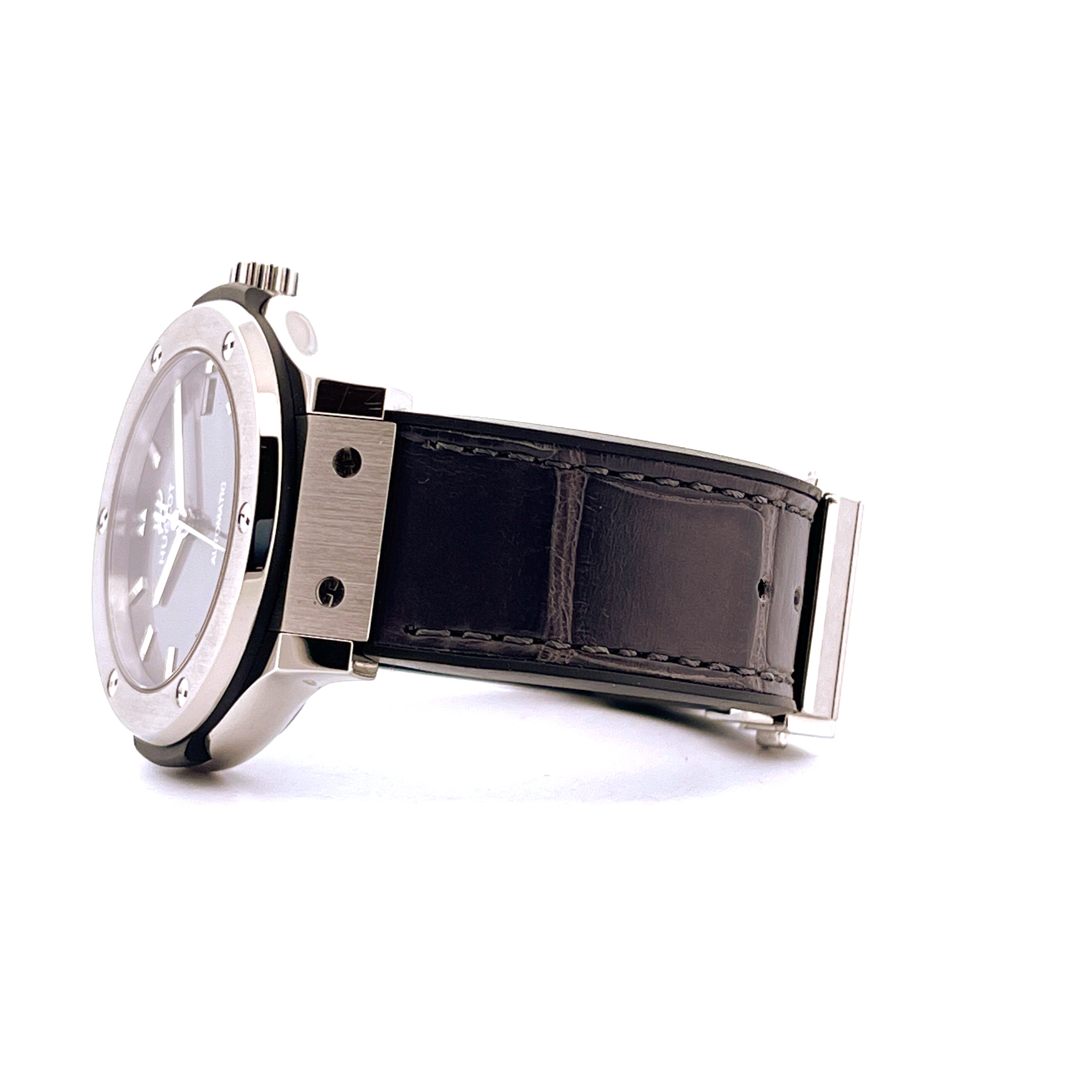 Seitenansicht einer Hublot Classic Fusion 38 mm Uhr mit grauem Zifferblatt und schwarzem Lederarmband auf weißem Hintergrund