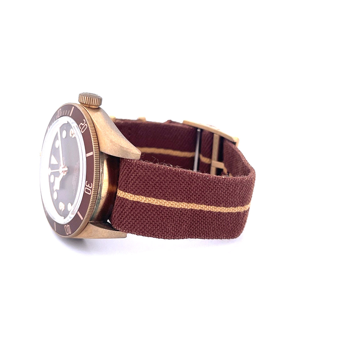 Tudor Black Bay Fifty-eight Boutique Edition in Bronze, Seitenansicht, mit braunem Textilarmband auf weißem Hintergrund