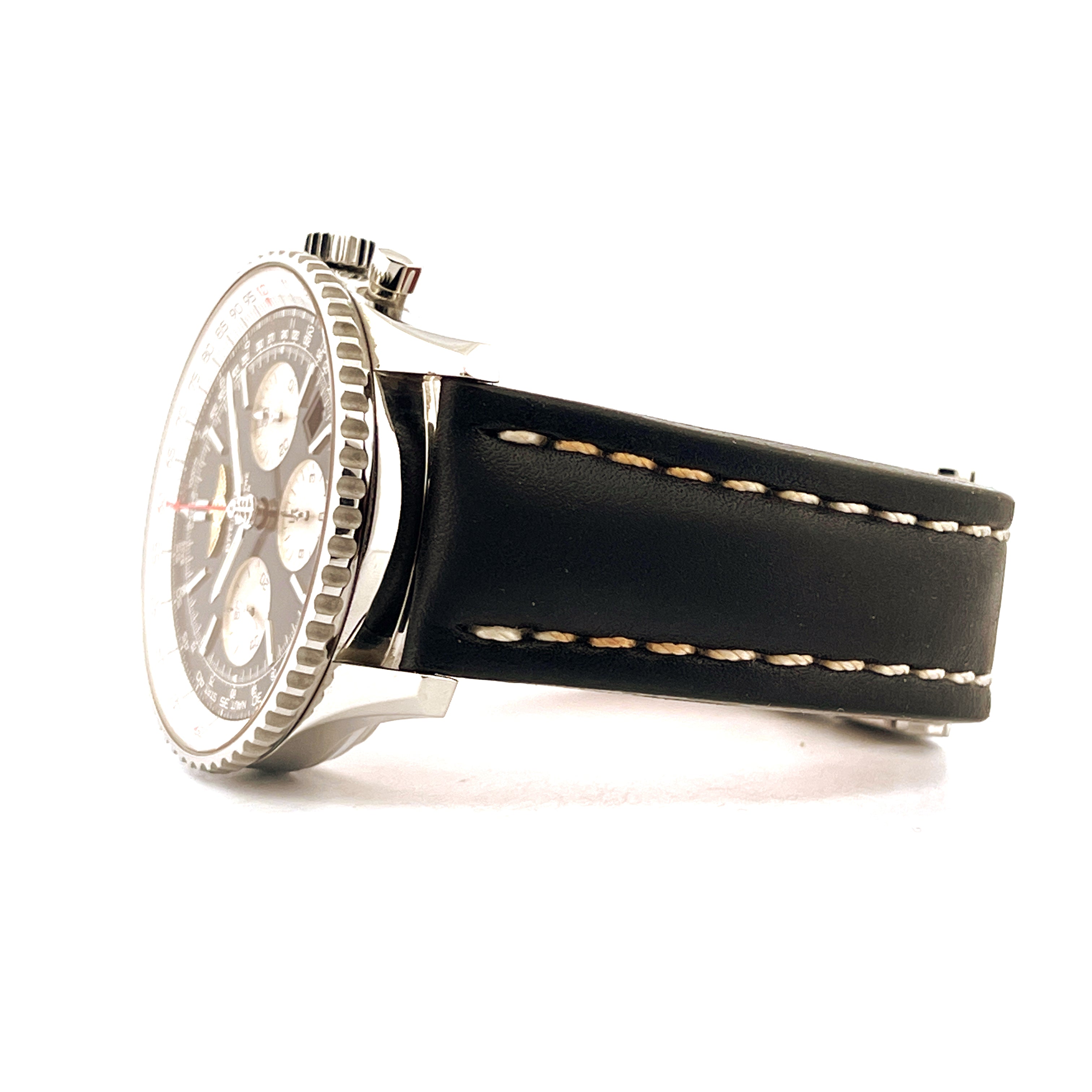 Breitling Navitimer B01 von der Seite mit schwarzem Lederarmband und weißen Nähten