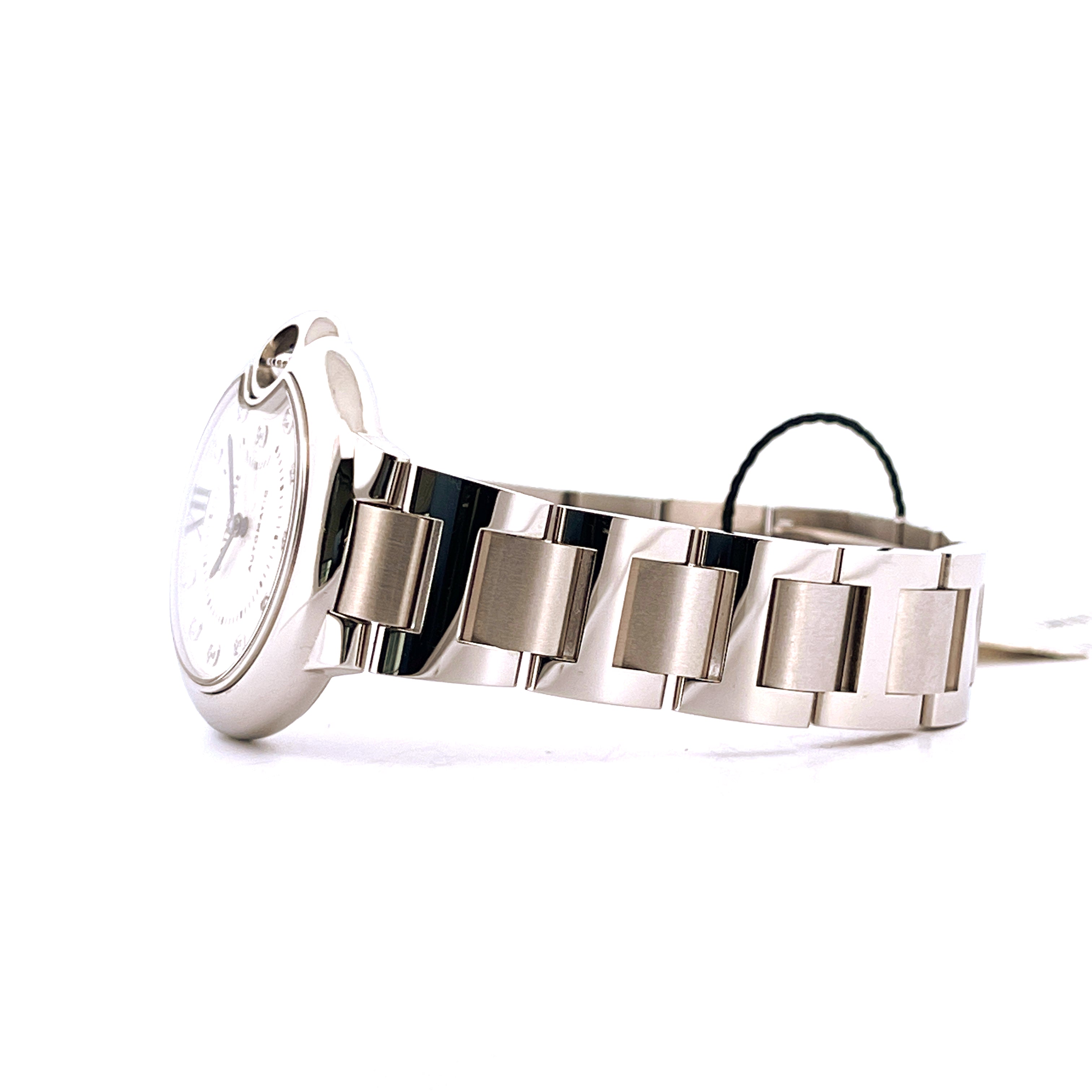 Seitenansicht einer neuen Cartier Ballon Bleu 33mm aus Edelstahl mit Automatikwerk auf weißem Hintergrund
