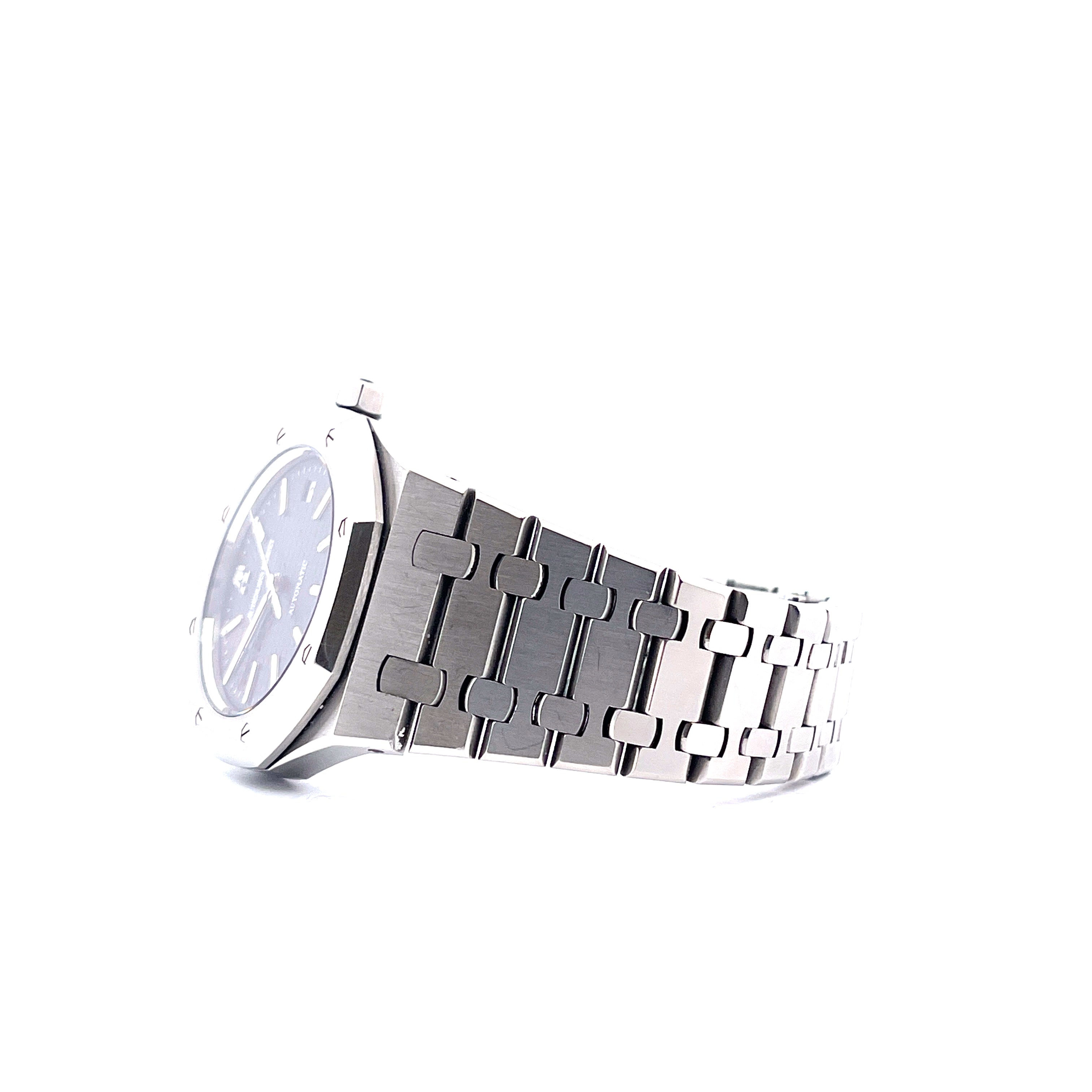 Audemars Piguet Royal Oak 39mm aus Edelstahl, Seitenansicht auf weißem Hintergrund