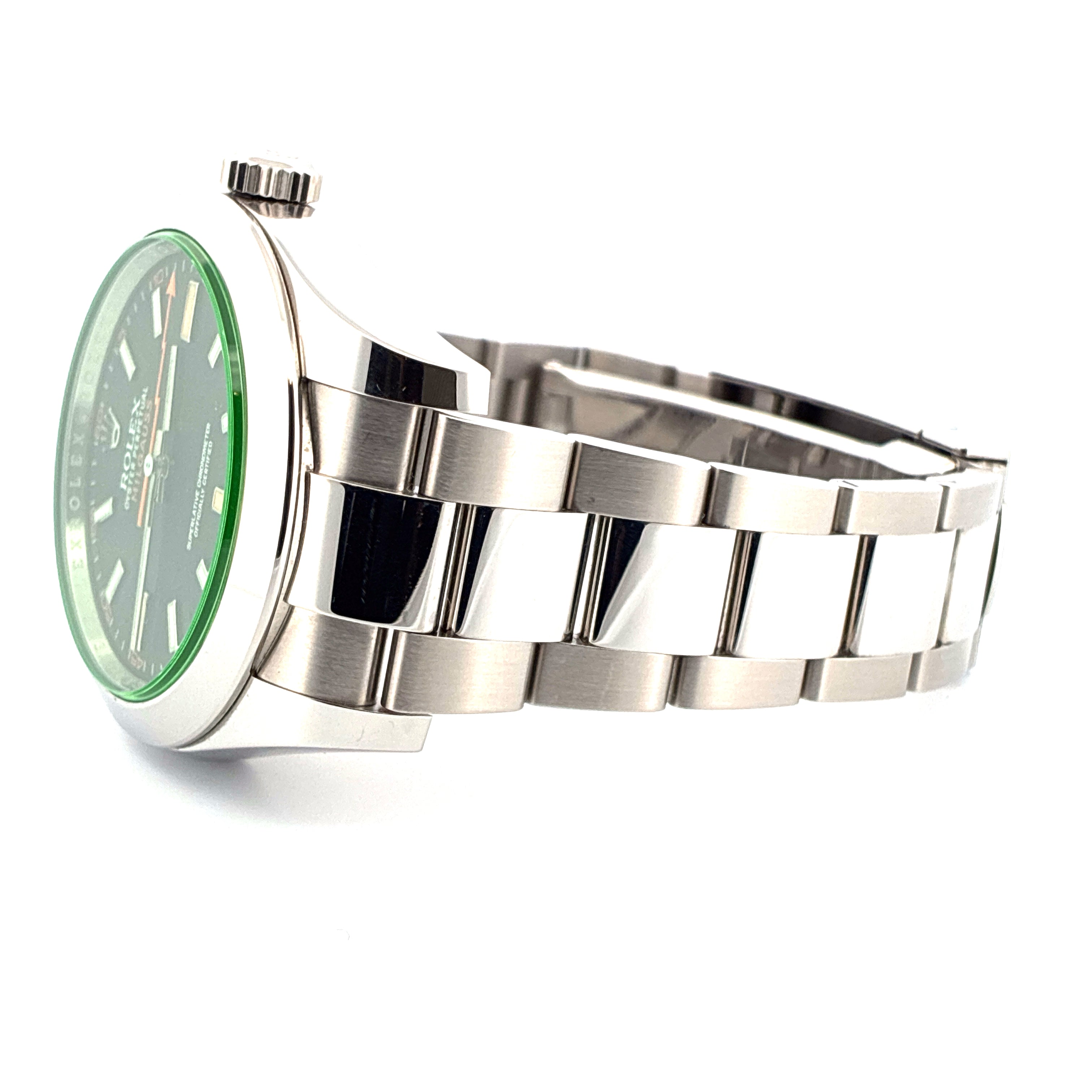 Rolex Milgauss im Seitenprofil mit schwarzem Zifferblatt und poliertem Stahlarmband auf Weiss