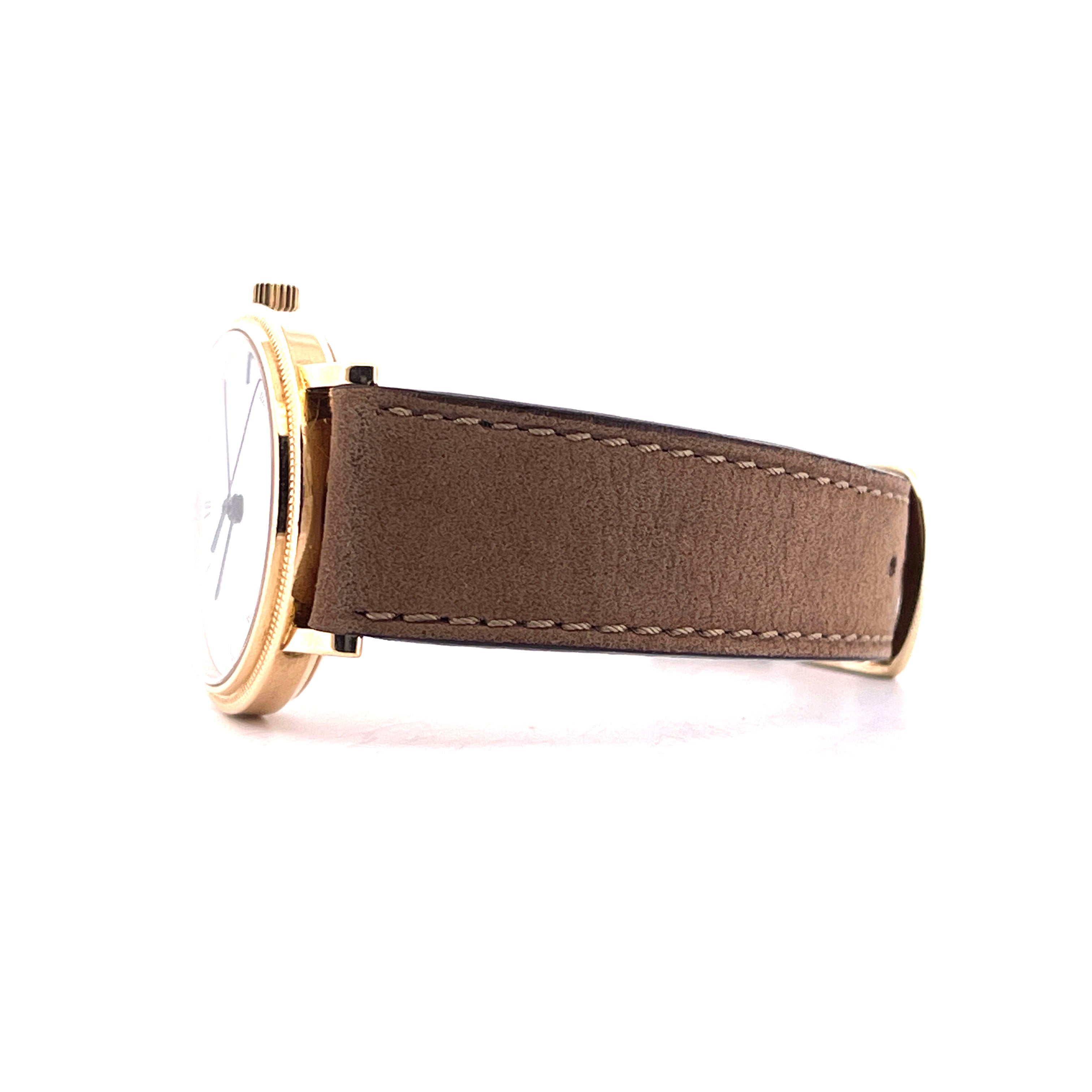 Seitenansicht einer Patek Philippe Calatrava 3802 Armbanduhr mit gelbgoldenem Gehäuse und braunem Lederarmband