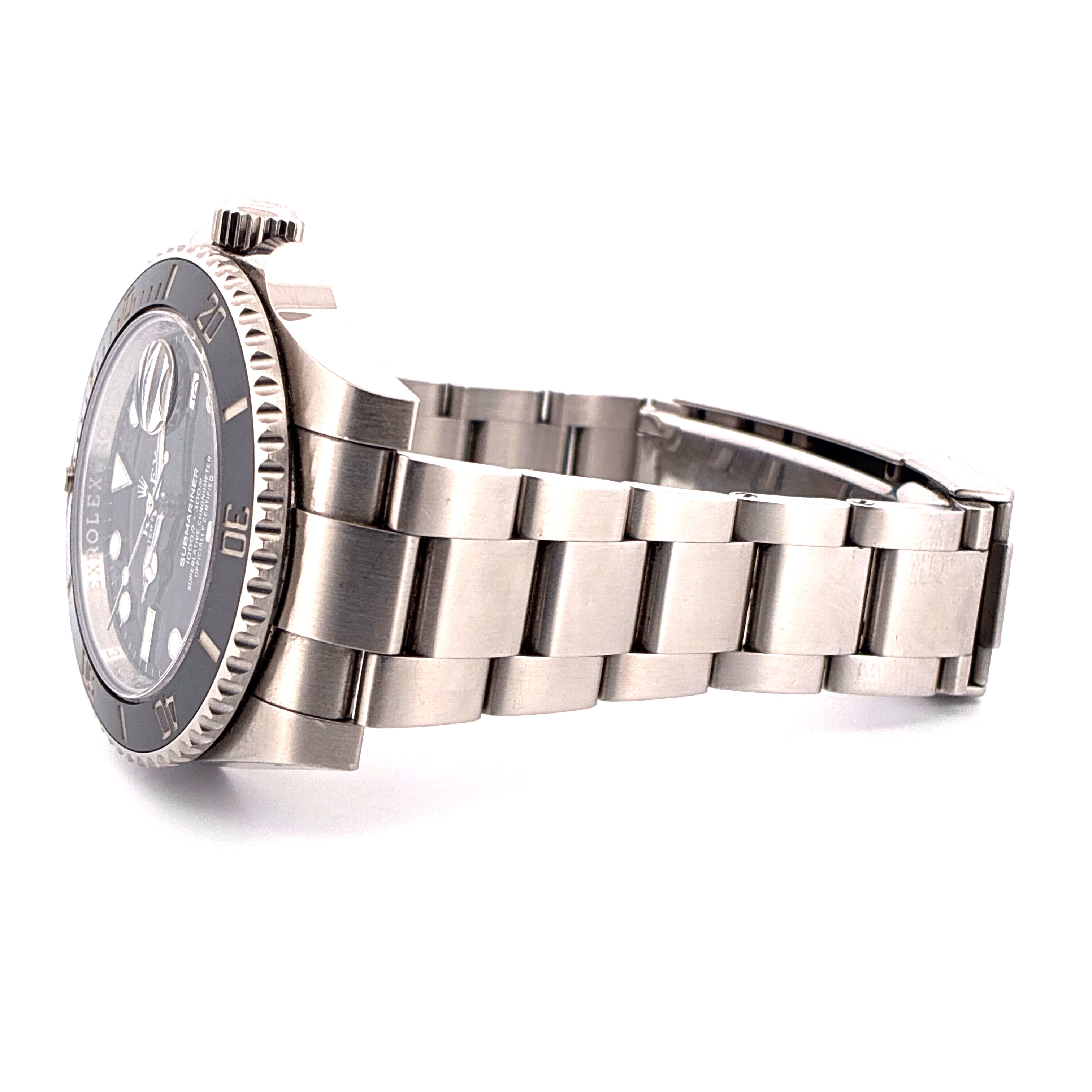 Rolex Submariner Date von der Seite, Stahlgehäuse und Band, schwarzes Zifferblatt mit Indexen und Zeigern
