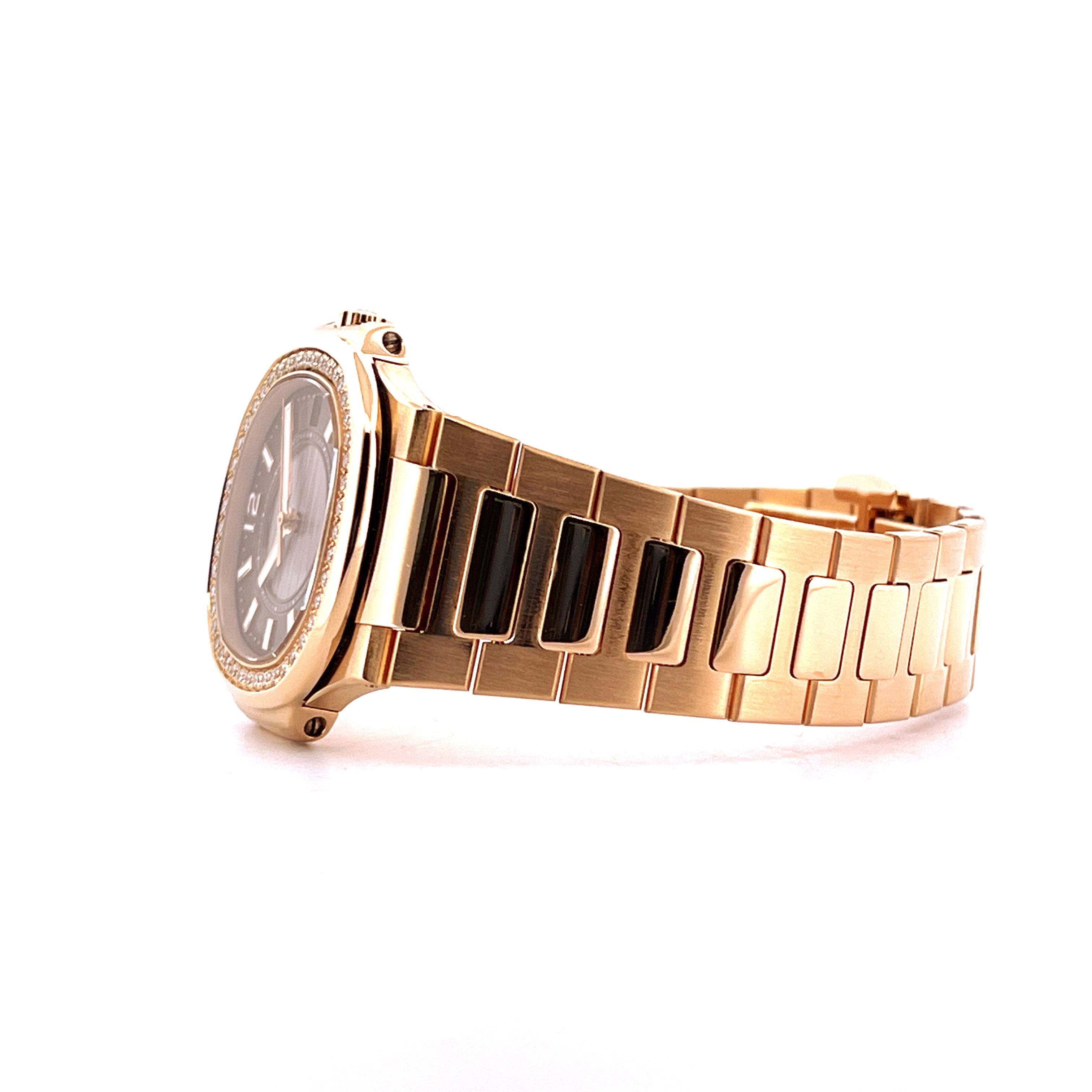 Patek Philippe Nautilus Lady 7010 Roségold in Seitenansicht mit diamantbesetzter Lünette und Gliederarmband