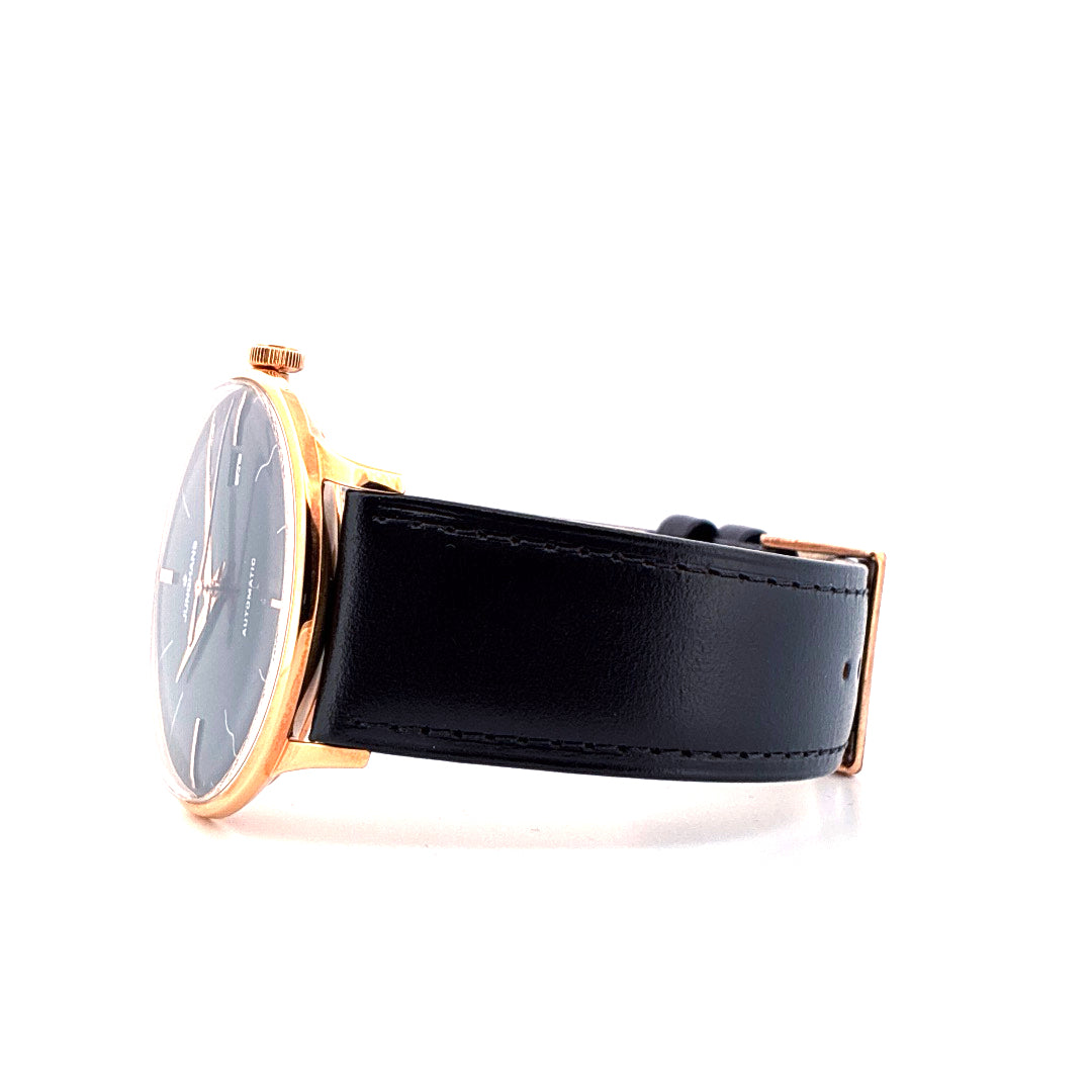 Junghans Meister Damen Armbanduhr in Roségold mit schwarzem Lederband, Seitenansicht auf weißem Hintergrund
