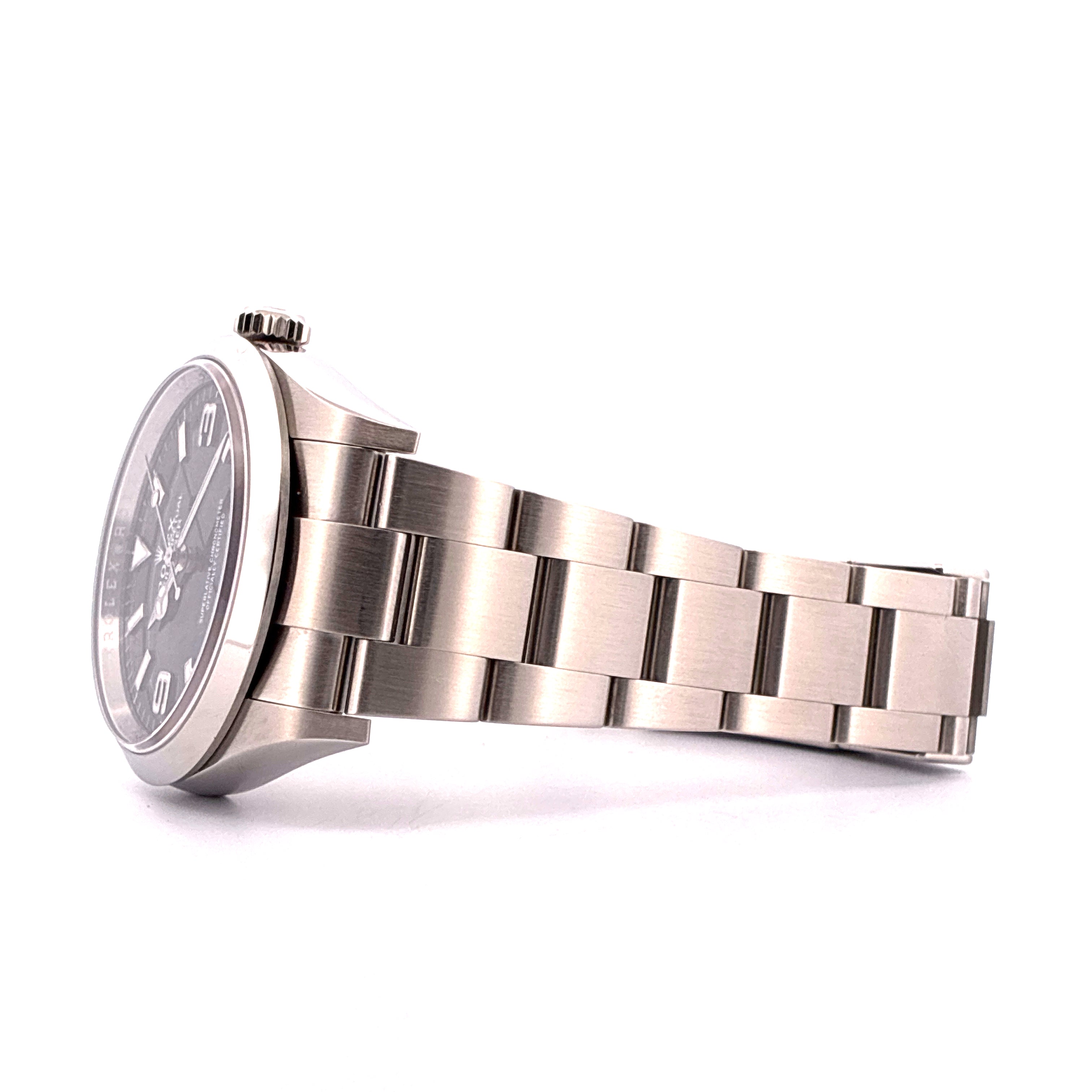 Rolex Explorer 41mm aus Stahl im Profil auf weissem Hintergrund, poliertes Stahlarmband