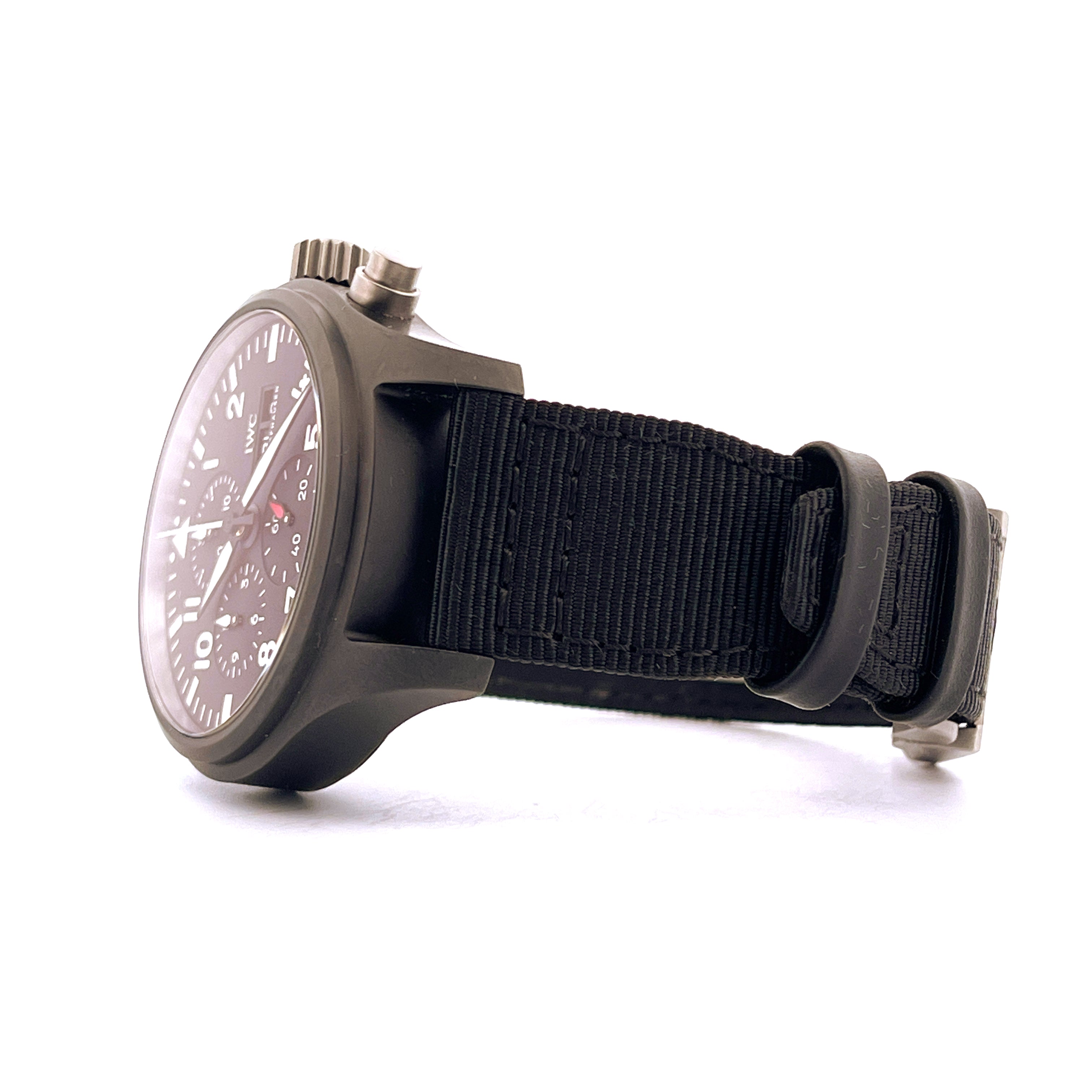 Seitenansicht einer IWC Pilot Chronograph Ceramic Day&Date (2022) Uhr mit schwarzem Stoffarmband