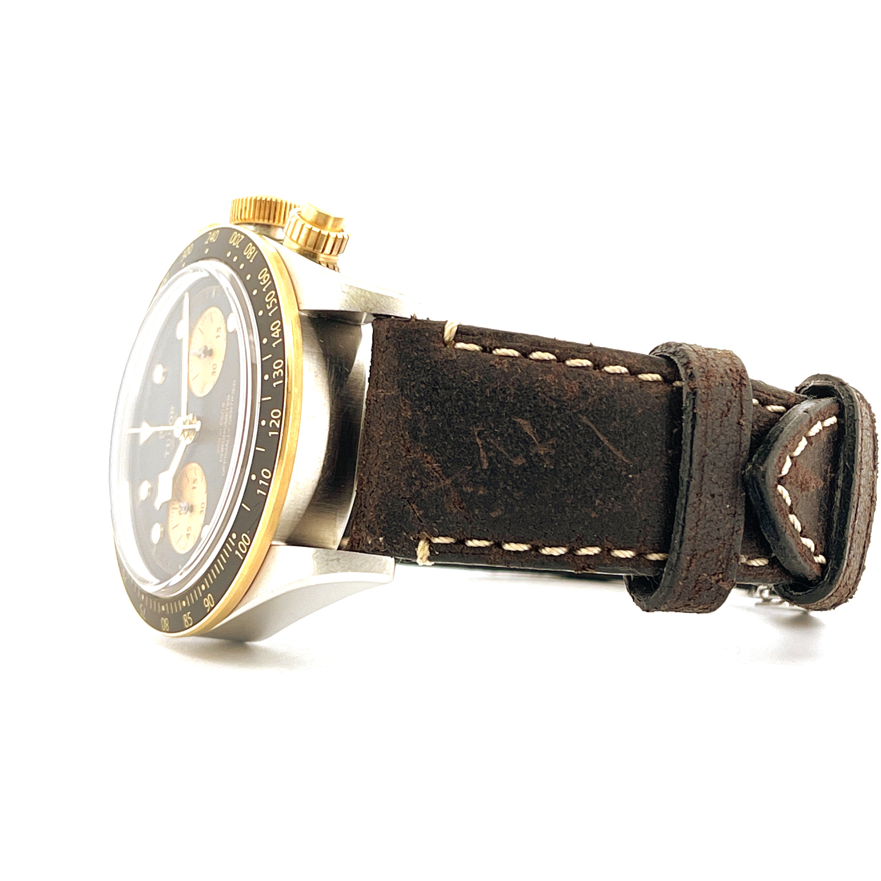 Tudor Black Bay Chrono S&G von 2019 im Seitenprofil mit braunem Lederarmband und goldenen Akzenten