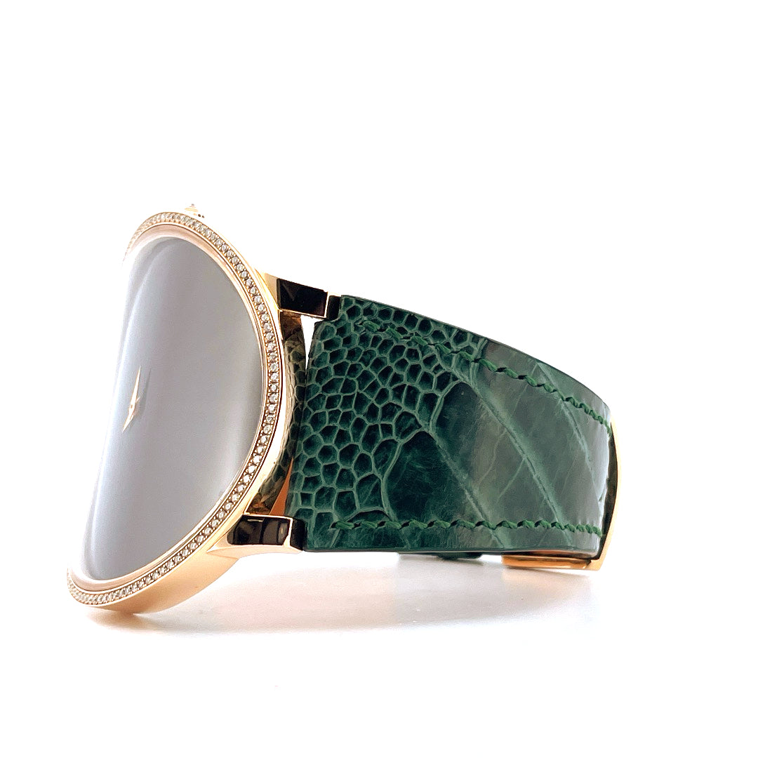 Guy Ellia Round Square Circle Uhr in Roségold mit Diamantlünette und grünem Krokodillederarmband von der Seite fotografiert