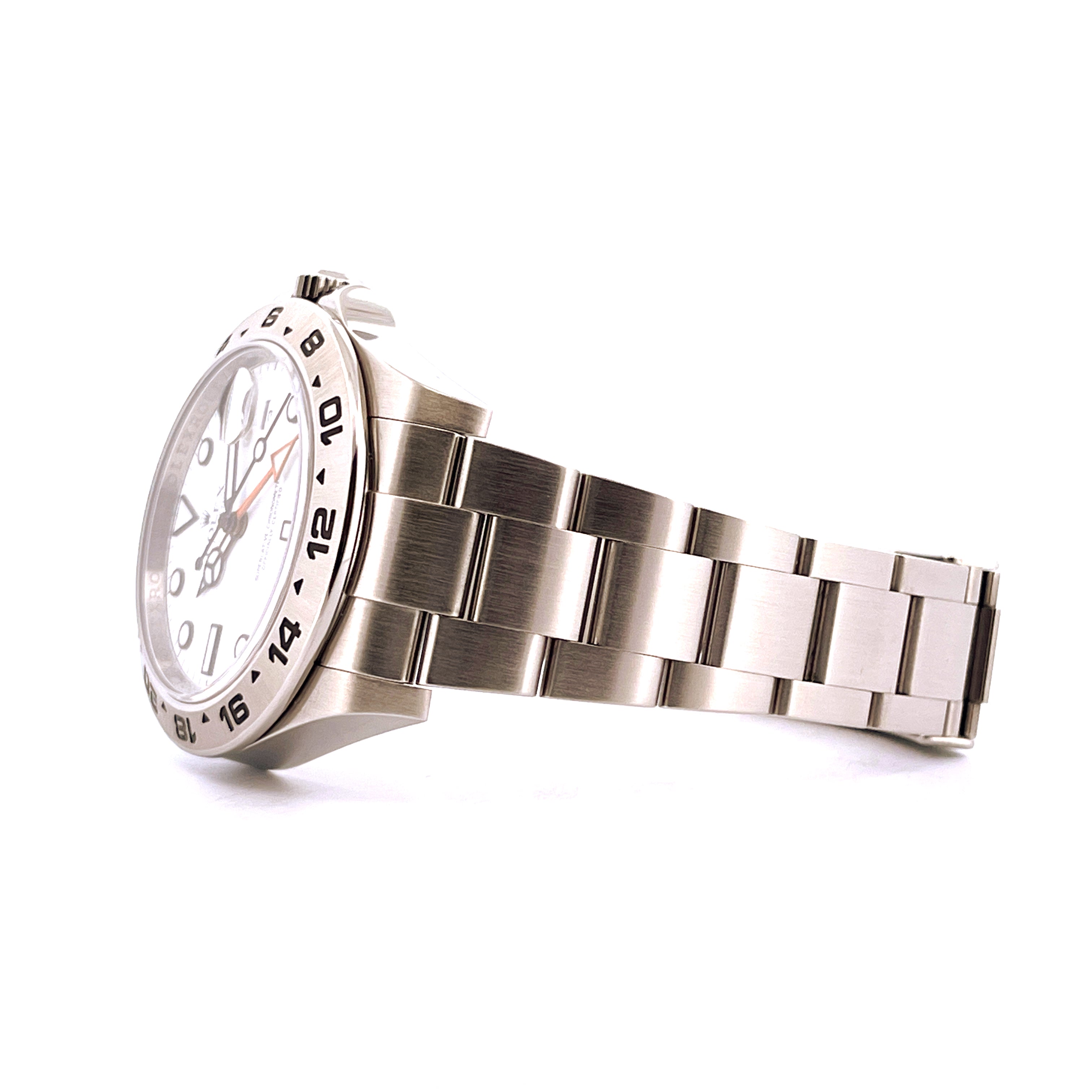 Rolex Explorer II Polar Dial von der Seite mit Stahlarmband auf weißem Hintergrund
