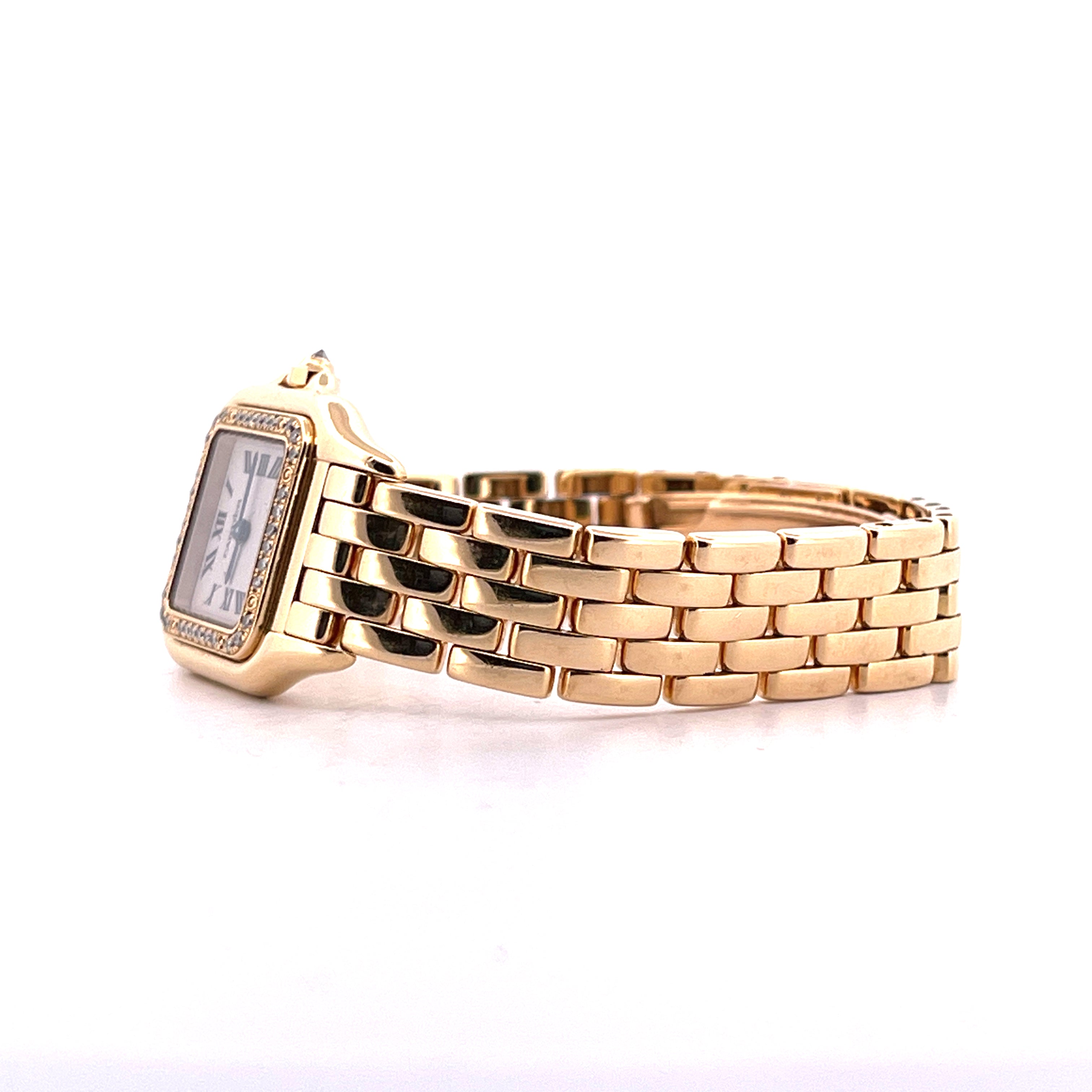 Cartier Panthere 22mm Gelbgolduhr mit Diamantlünette, seitliche Ansicht, Gelbgoldarmband, römische Ziffern