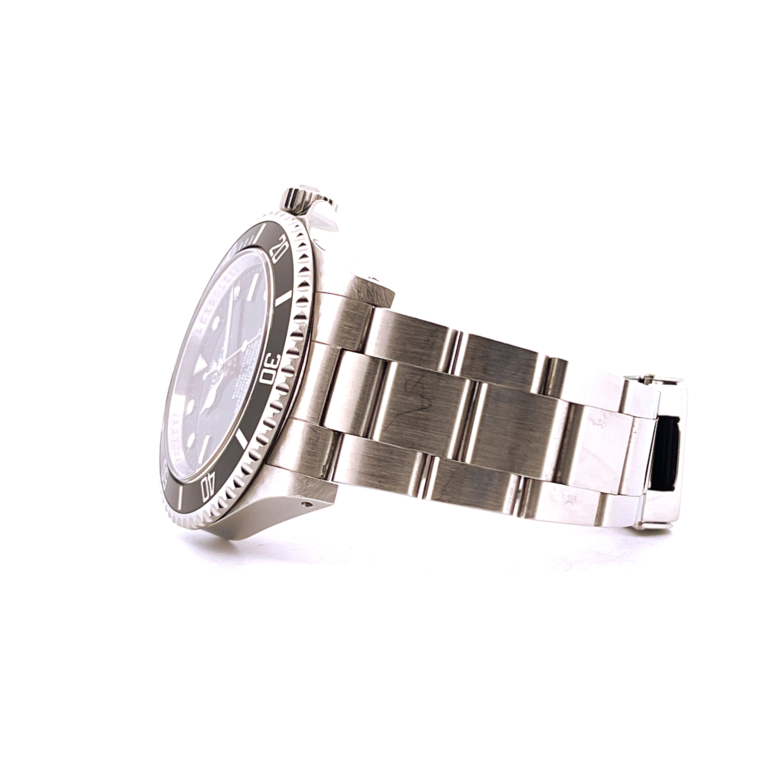 Rolex Submariner 14060M No Date Stahl mit schwarzem Zifferblatt und Stahlarmband im Seitenprofil auf weißem Hintergrund