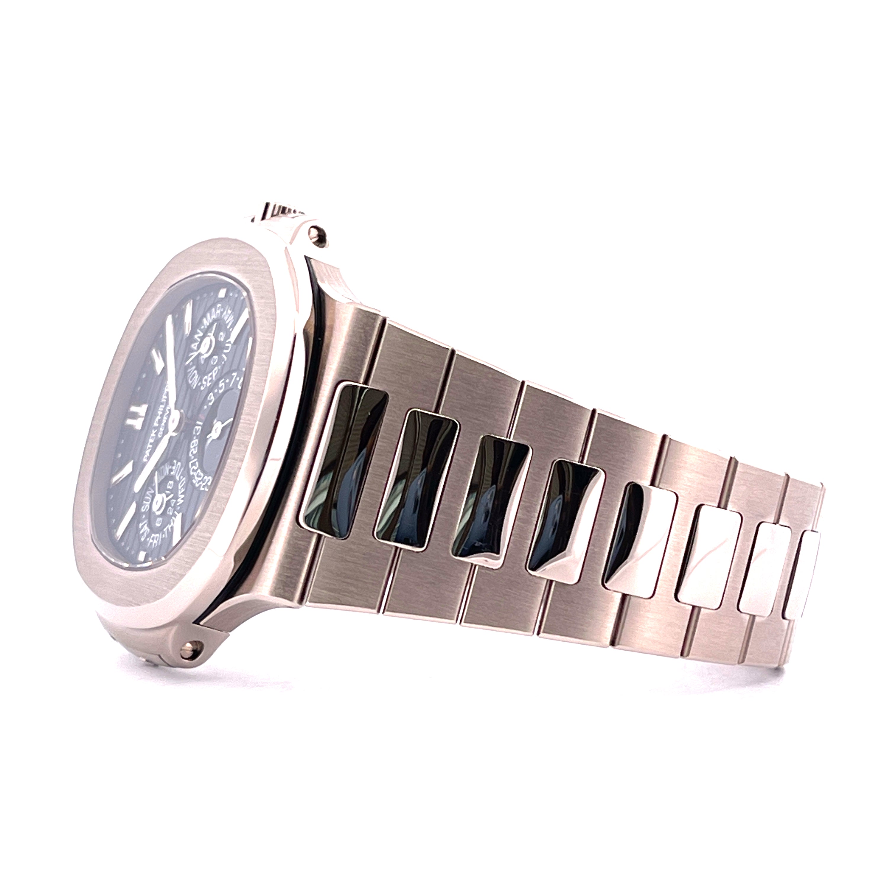 Patek Philippe Nautilus Perpetual Calendar Weißgold Uhr in Seitenansicht mit markantem Armband auf weißem Hintergrund