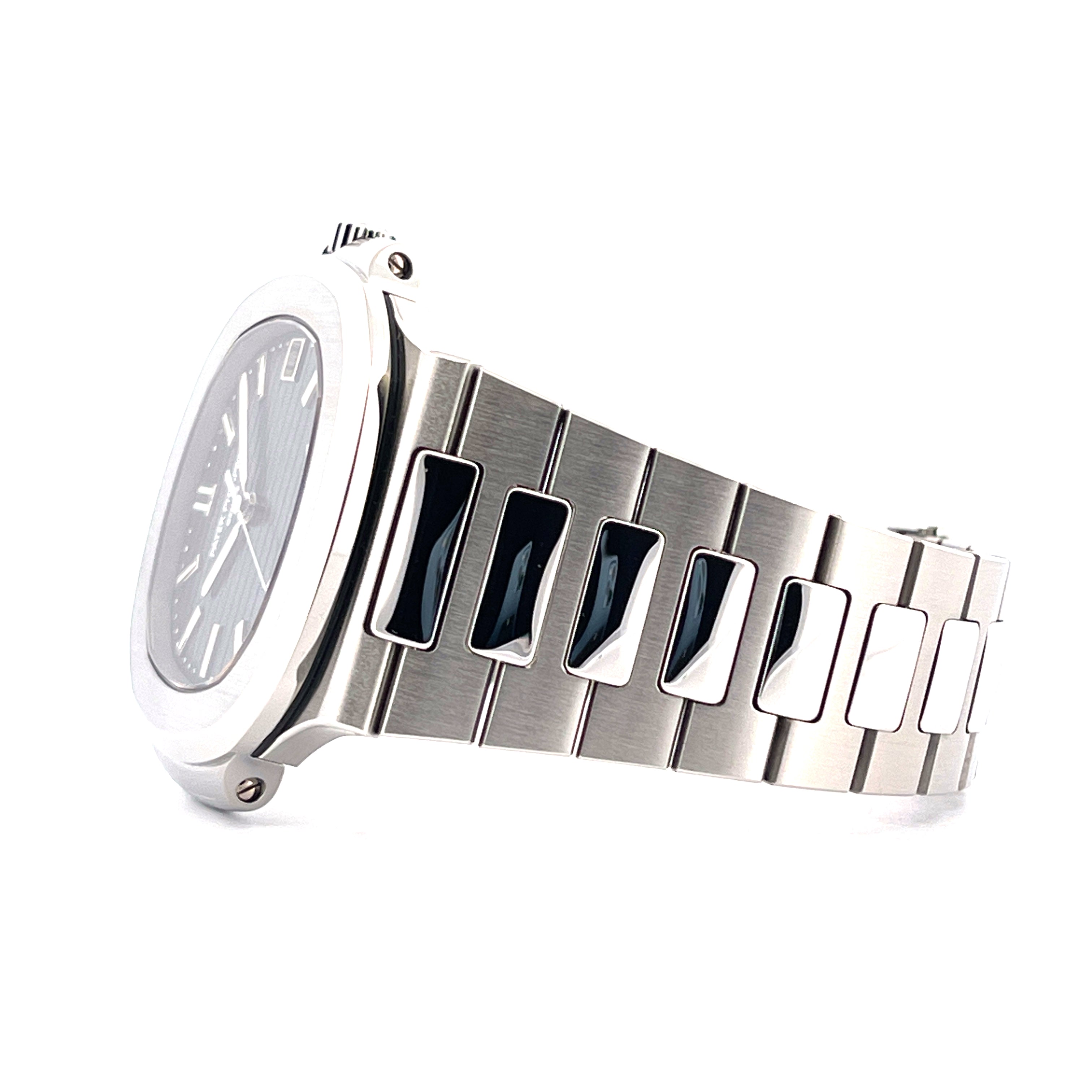 Seitenansicht einer Patek Philippe Nautilus 5711/1A-014 aus Edelstahl mit dunklem Zifferblatt auf weißem Hintergrund
