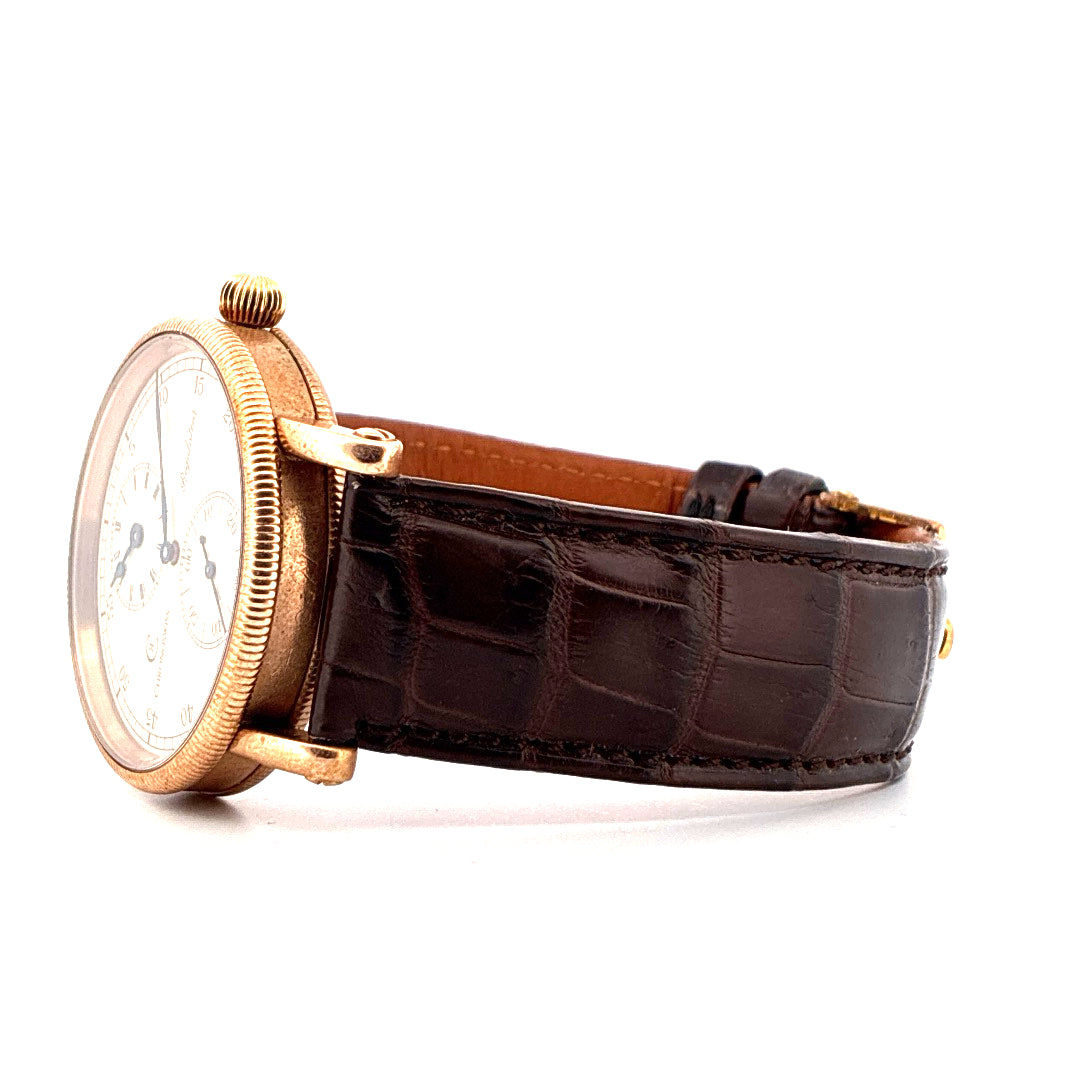 Choswiss Regulateur Bronze mit braunem Kroko-Armband von der Seite gesehen auf weißem Hintergrund