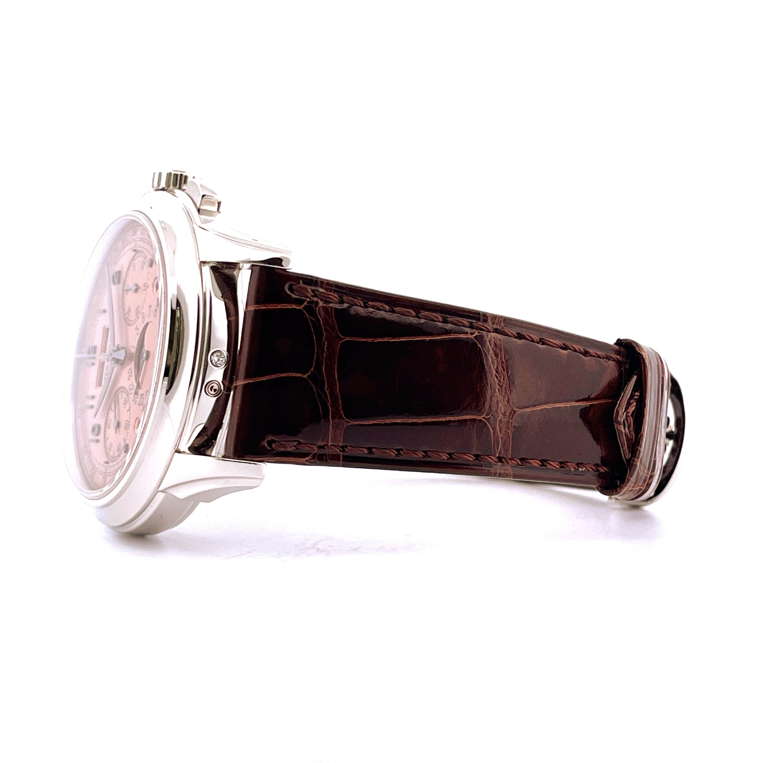 Seitenansicht einer Patek Philippe Perpetual Calendar Chronograph 5270P-001 aus Platin mit braunem Krokolederarmband