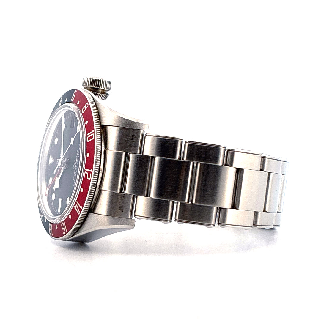 Tudor Heritage Black Bay GMT (2020), Seitenansicht mit Zifferblatt, Krone und Armband vor weißem Hintergrund