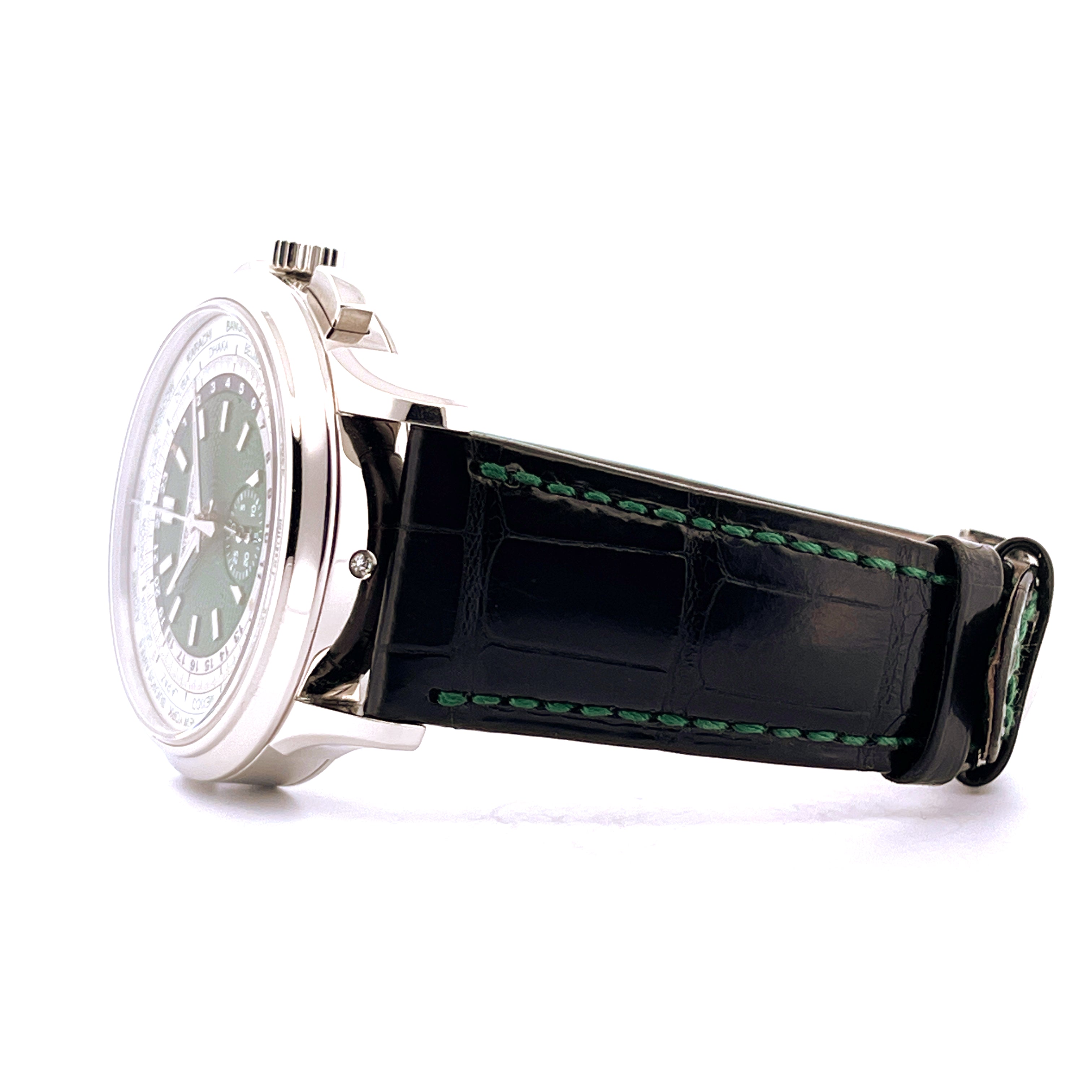 Seitenansicht einer Patek Philippe 5930P-001 mit Platingehäuse und schwarzem Krokodilarband