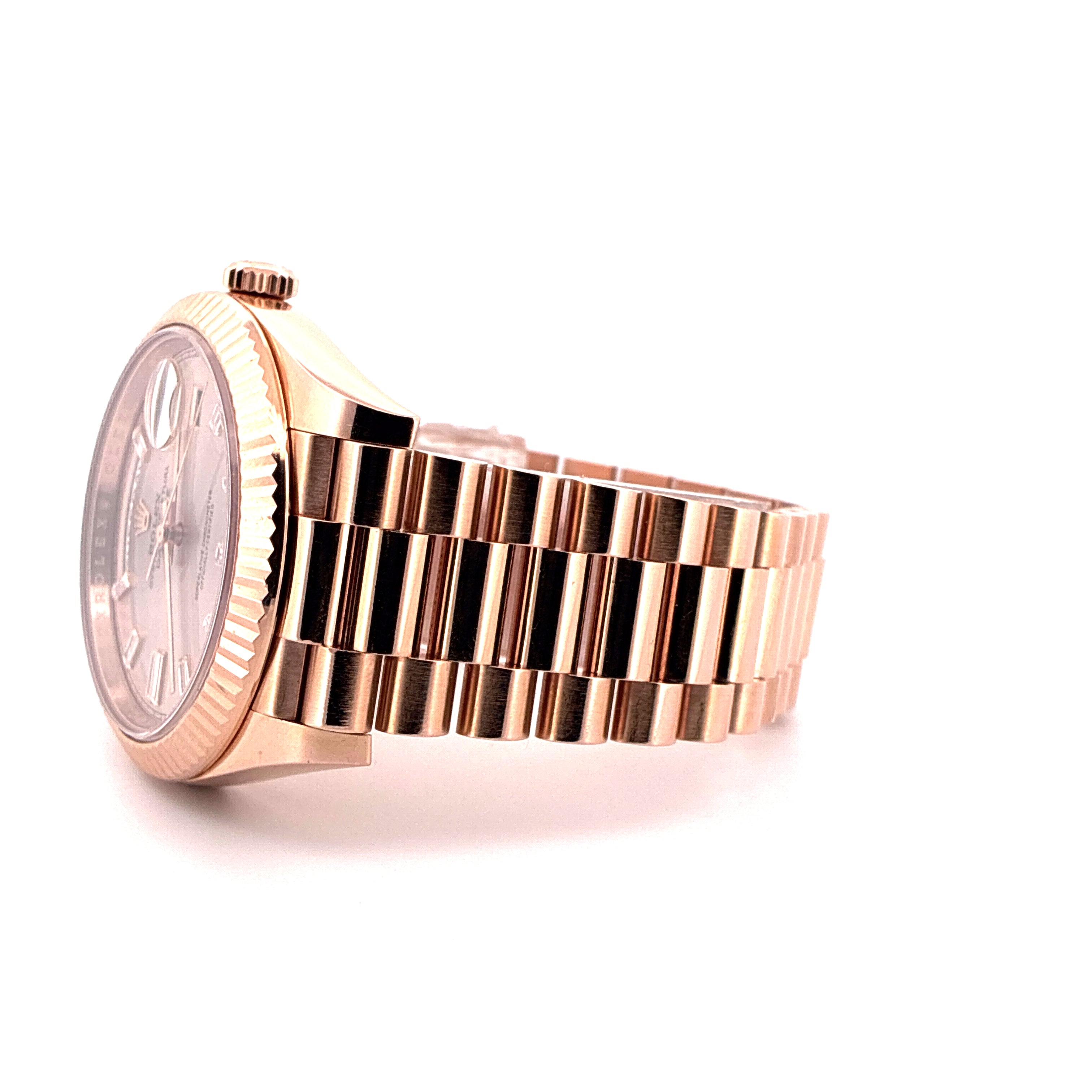 Rolex Day-Date 40 Roségold in Seitenansicht auf weißem Hintergrund