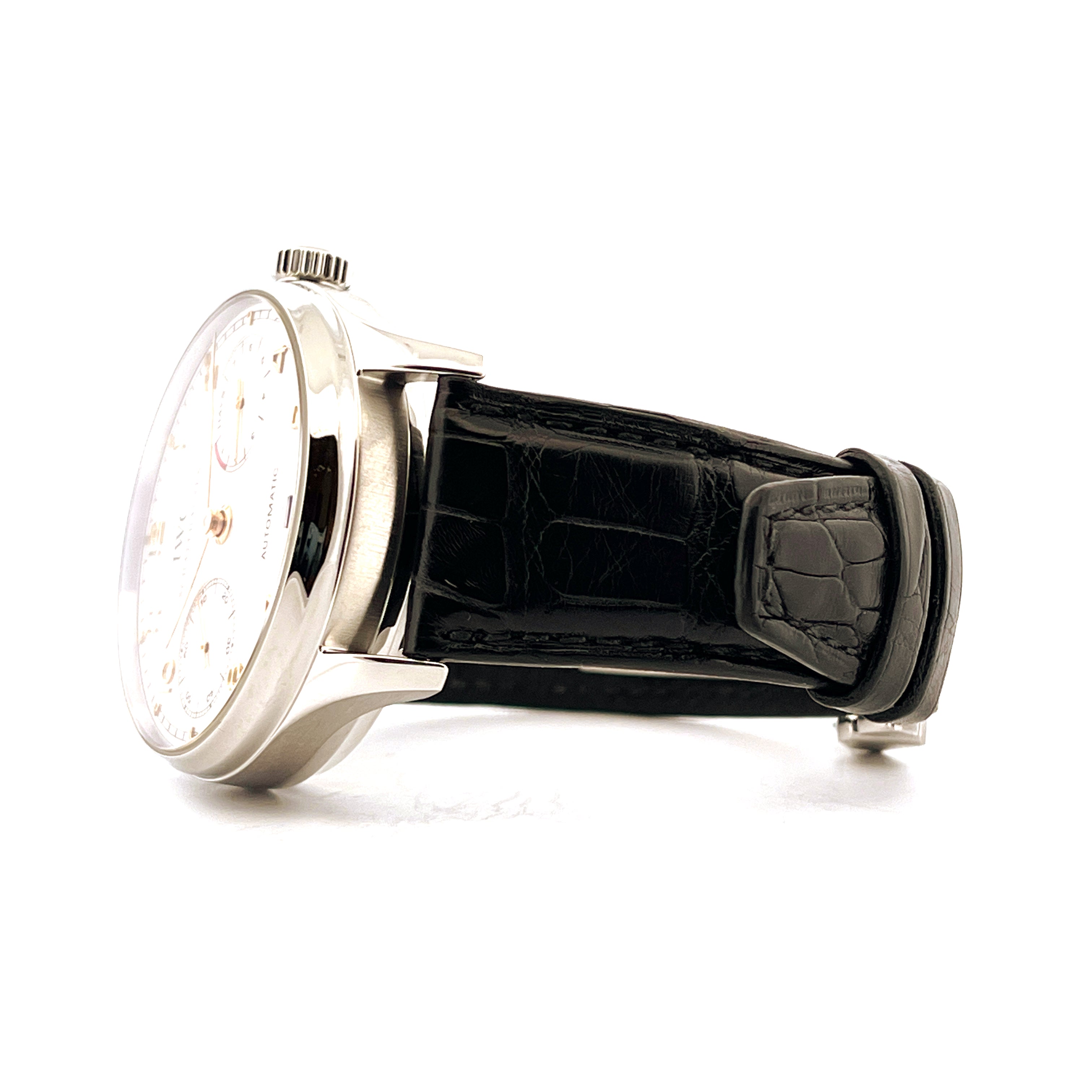Seitenansicht einer IWC Portuguese Automatic 7 Days Uhr mit schwarzem Krokolederarmband auf weißem Hintergrund