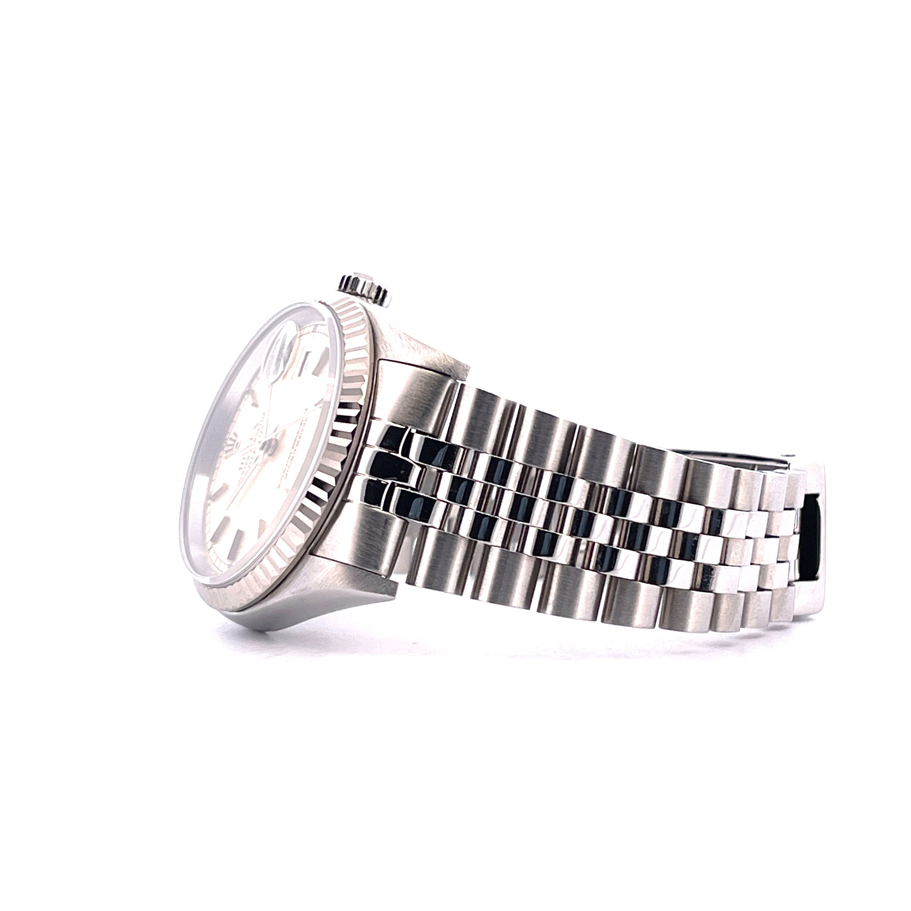 Rolex Datejust 36 Silver Linen 1999 aus Edelstahl, Seitenansicht, mit Jubilee-Armband auf weissem Hintergrund