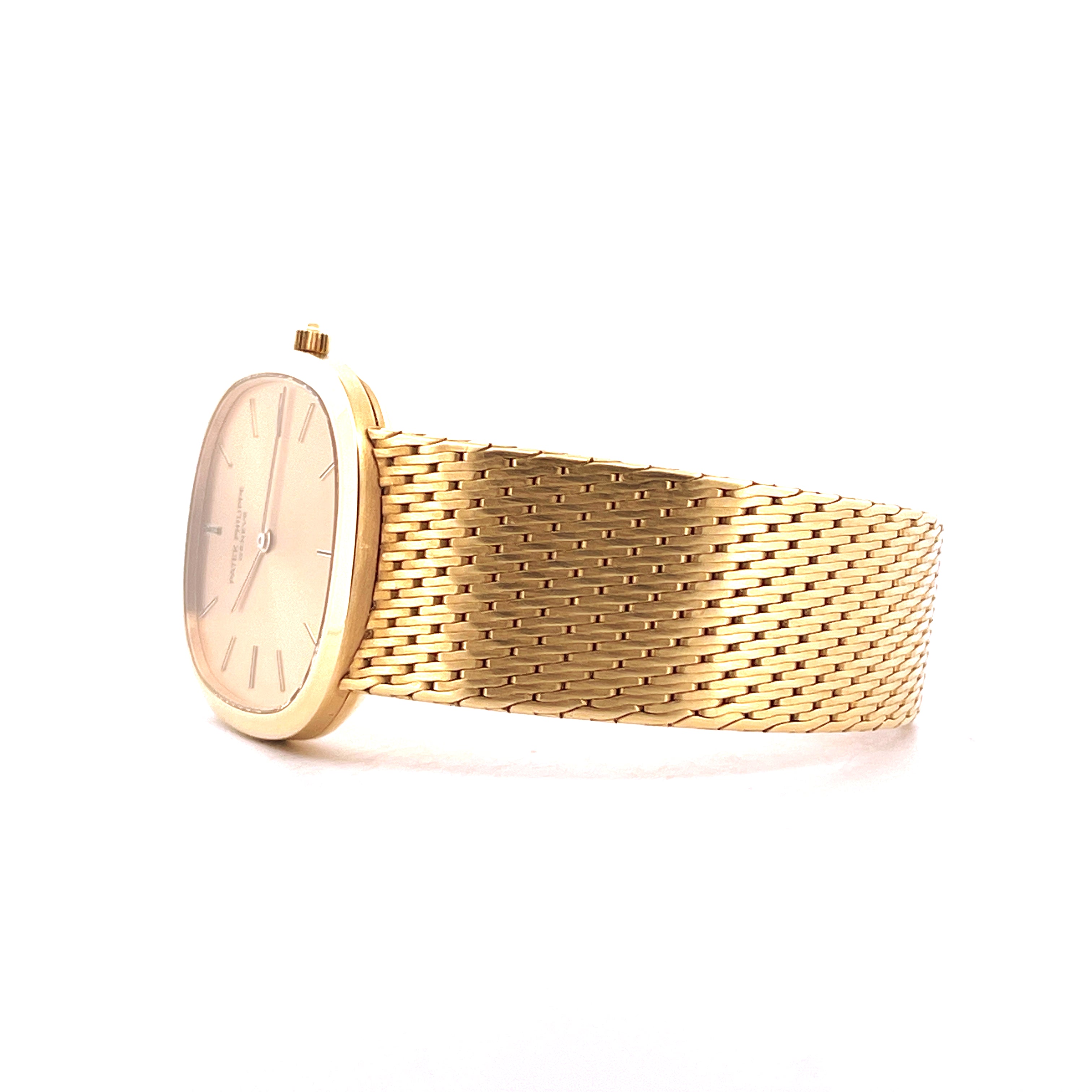 Patek Philippe Ellipse Gelbgold Uhr im Seitenprofil mit charakteristischem Armband auf weißem Hintergrund