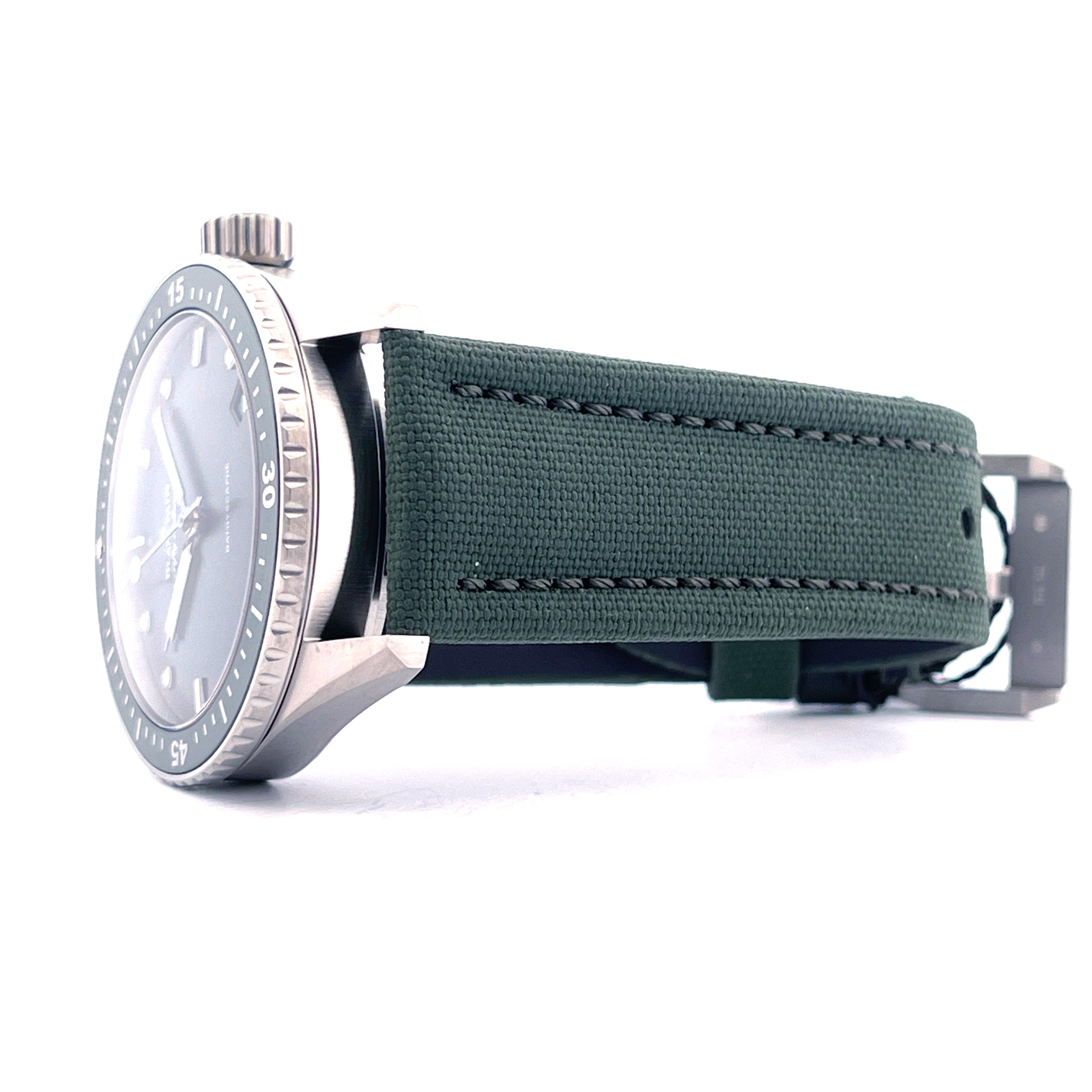 Blancpain Fifty Fathoms Bathyscaphe in Titan mit schwarzem Armband auf weißem Hintergrund