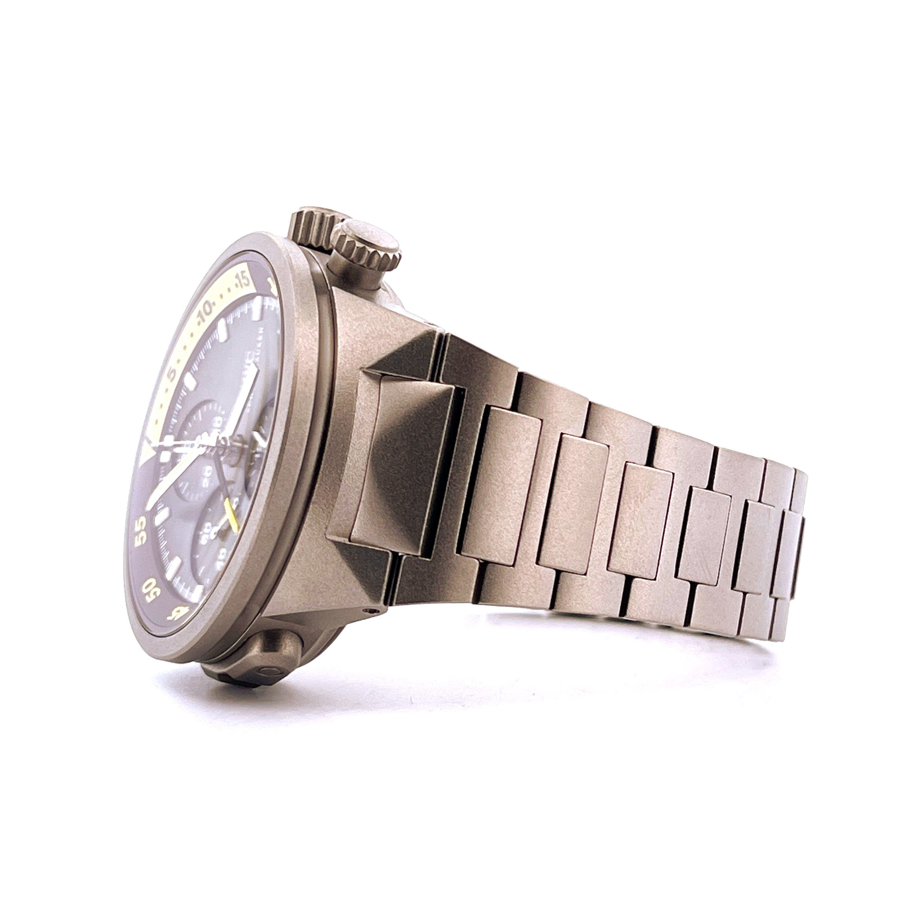 IWC Aquatimer Split Minute Chronograph im Seitenprofil mit Titanarmband auf weißem Hintergrund