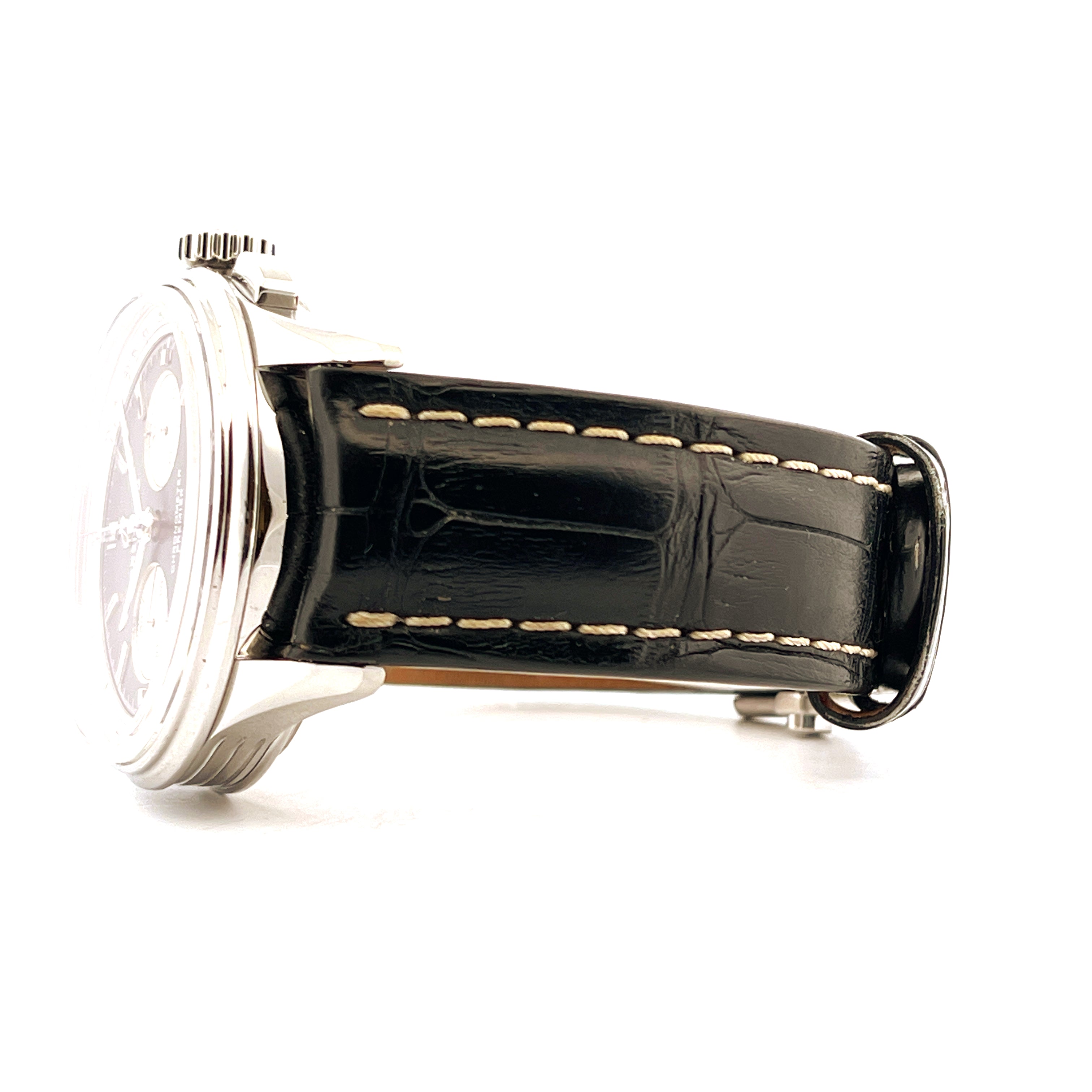 Seitenansicht eines Breitling Premier B01 Chronograph 42 mit schwarzem Lederarmband