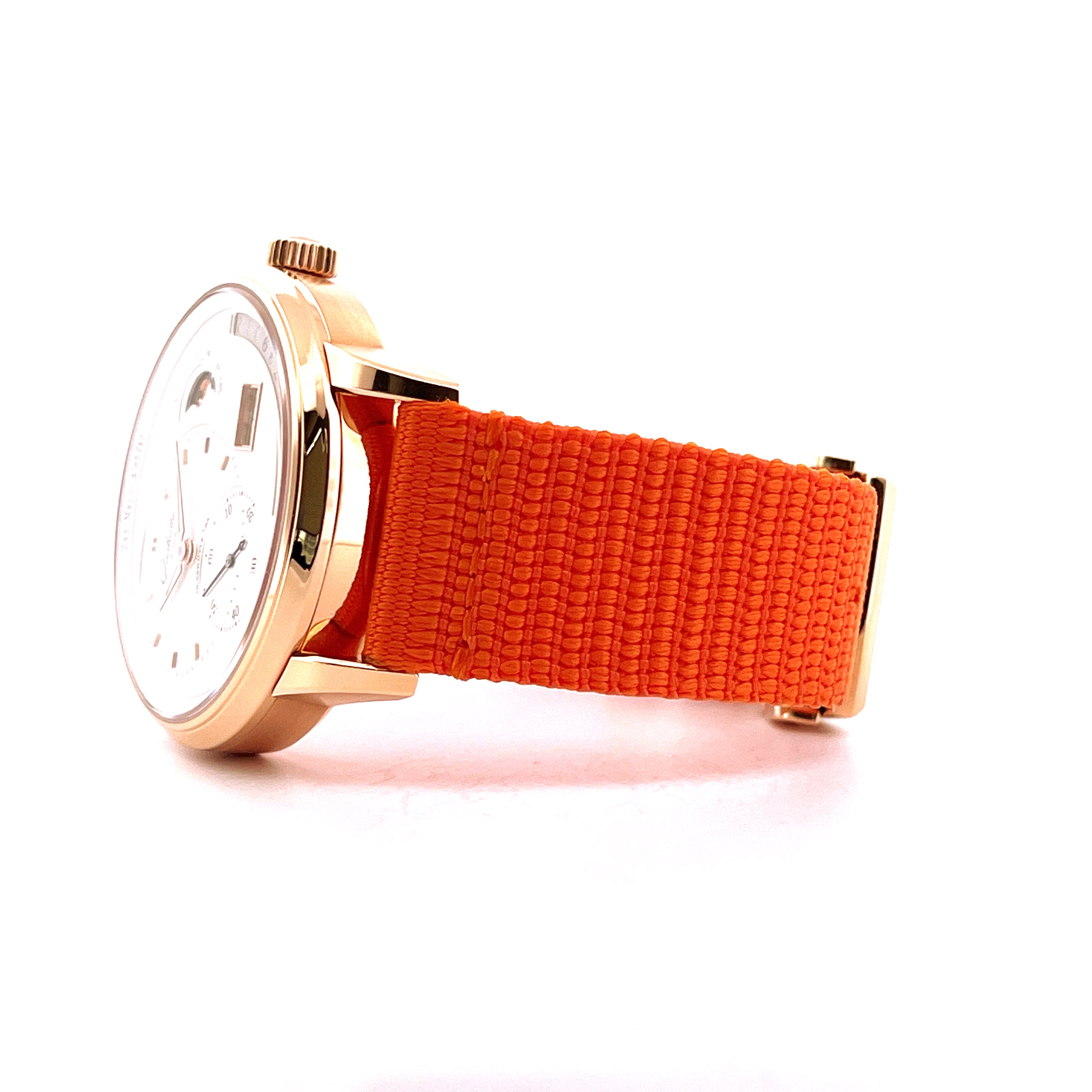 Glashütte Original Panomaticcalendar Roségold Seitenansicht mit orangefarbenem Textilarmband