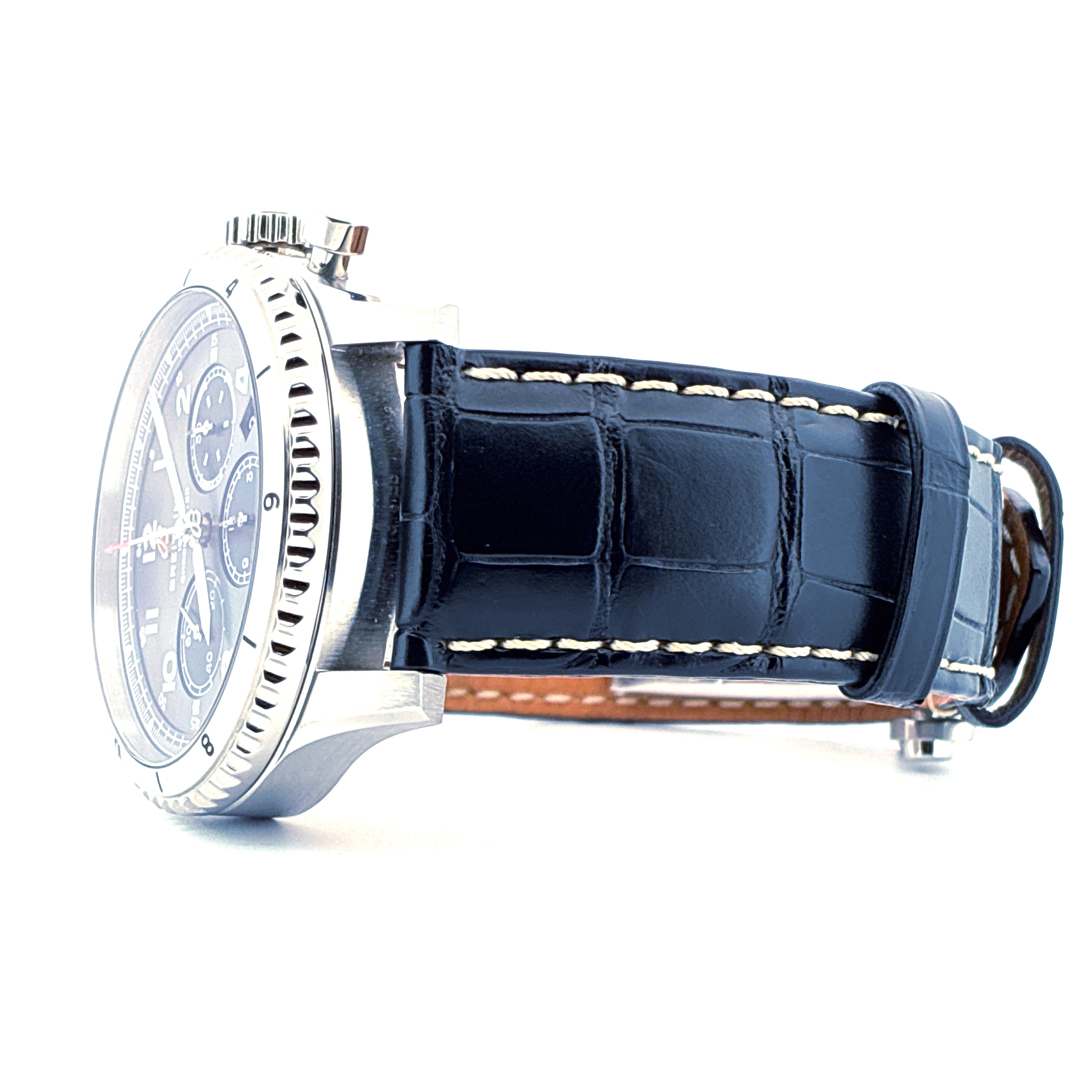 Breitling Aviator 8 B01 Chronograph 43 Stahl Uhr im Seitenprofil mit schwarzem Krokodillederarmband und silbernem Gehäuse
