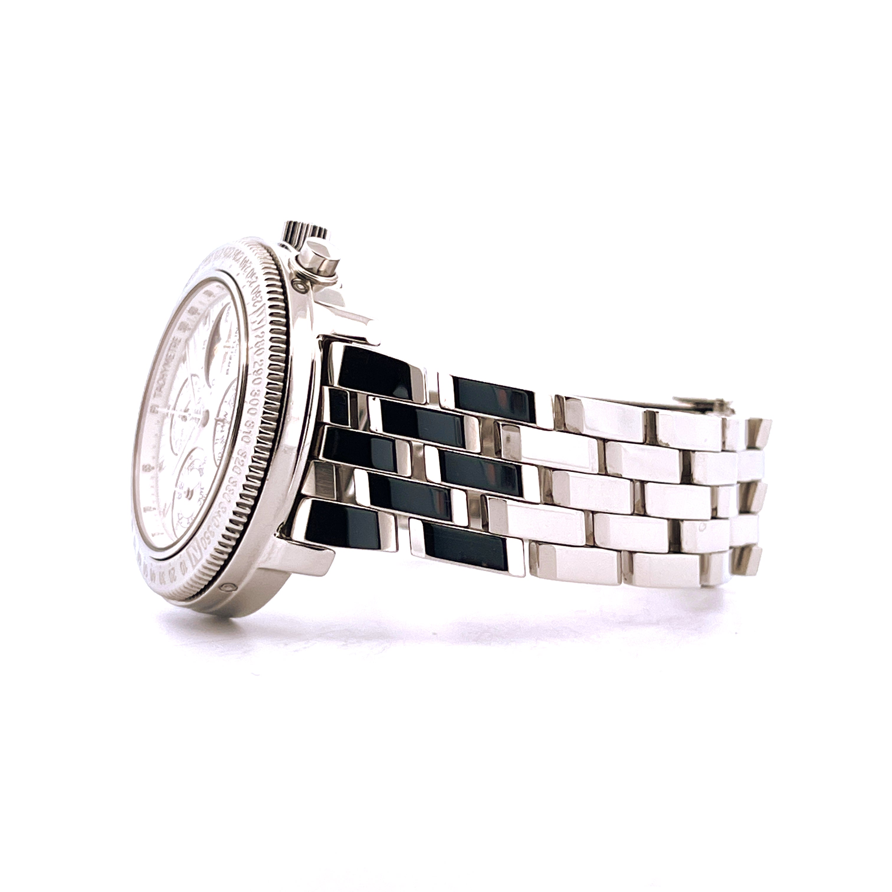 Breitling Astromat Chronograph Moon Phase von der Seite, Edelstahlgehäuse, bicolor Armband auf weißem Hintergrund